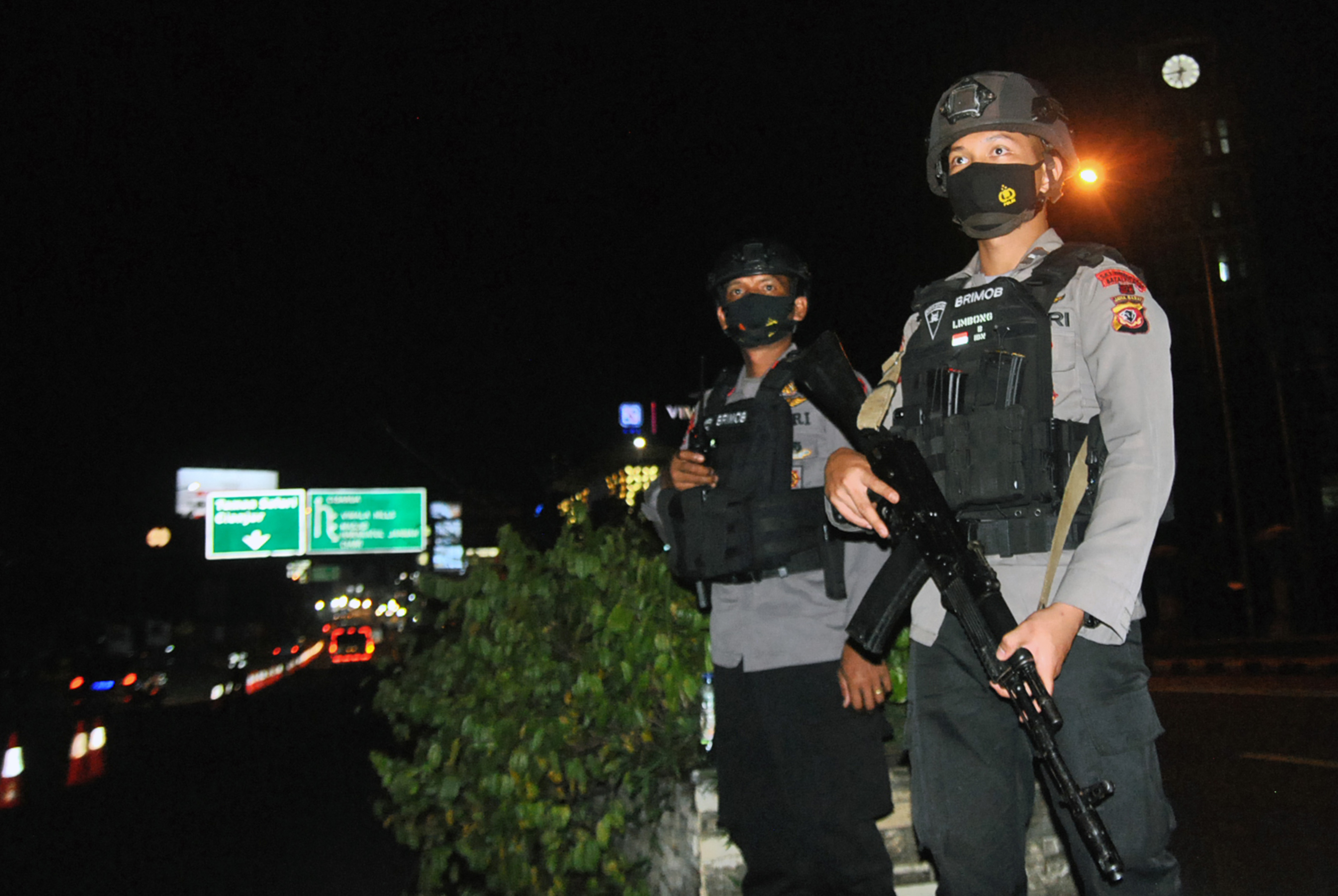  Anggota Satbrimob Polda Jabar dengan senjata lengkap melakukan pengamanan di Simpang Gadog, Kabupaten Bogor, Jawa Barat, Kamis (31/12/2020)