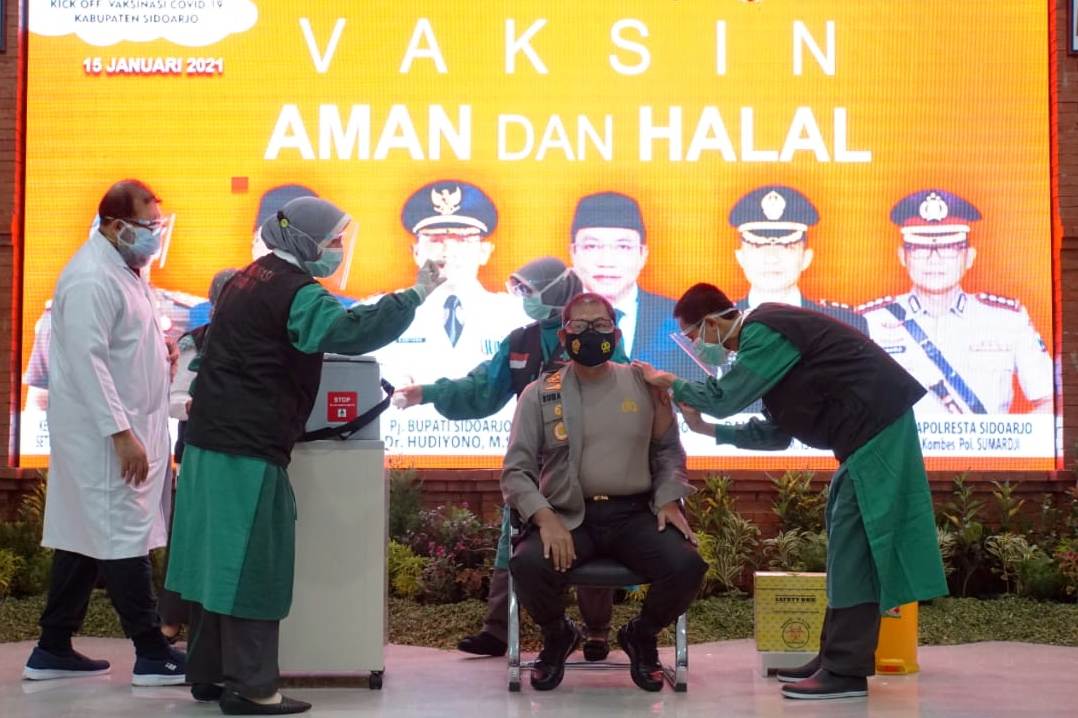 Kapolresta Sidoarjo Kombes Sumardji sedang divaksinasi.