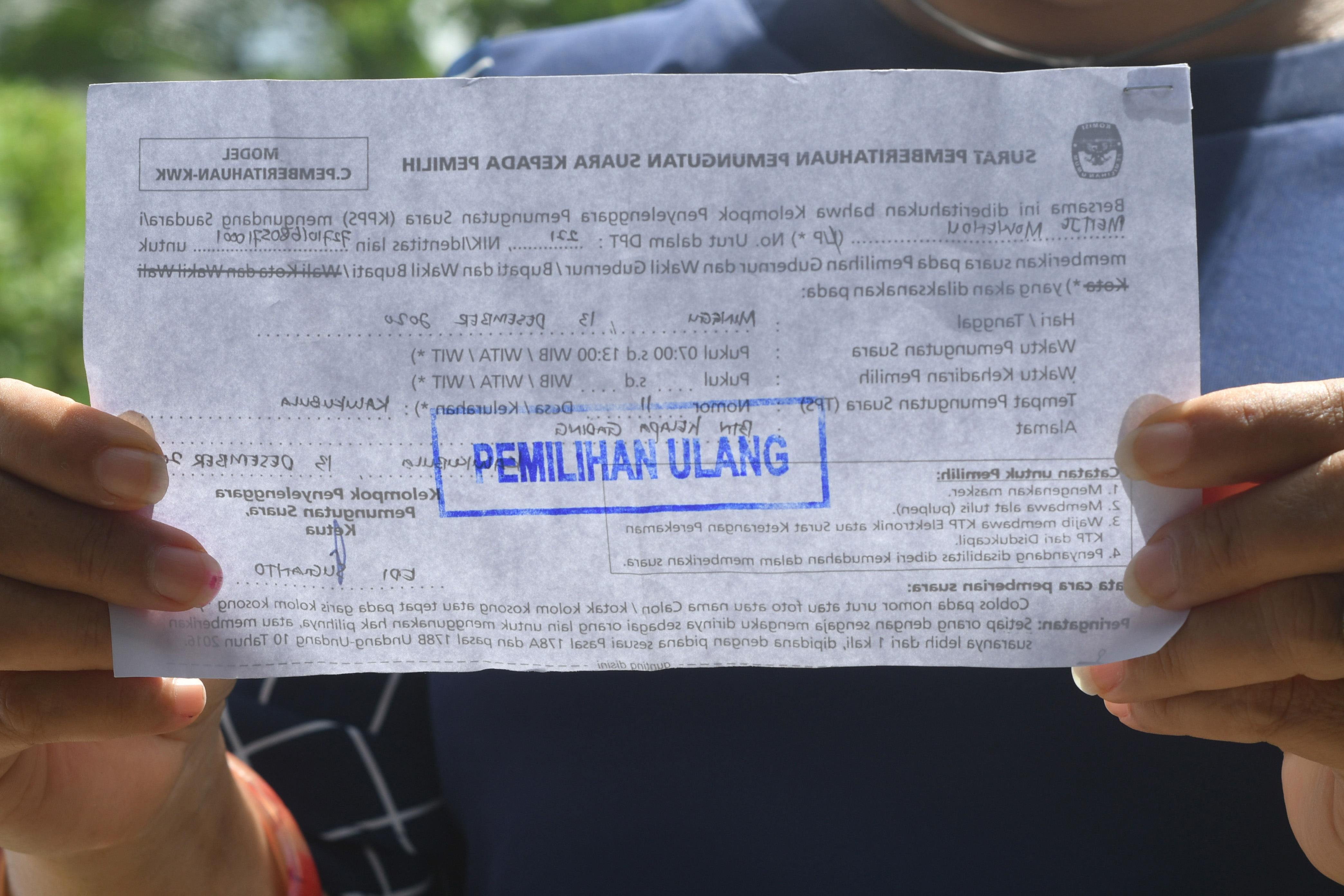 Pemilih menunjukkan surat suara pemilihan ulang di Pilkada Sulteng