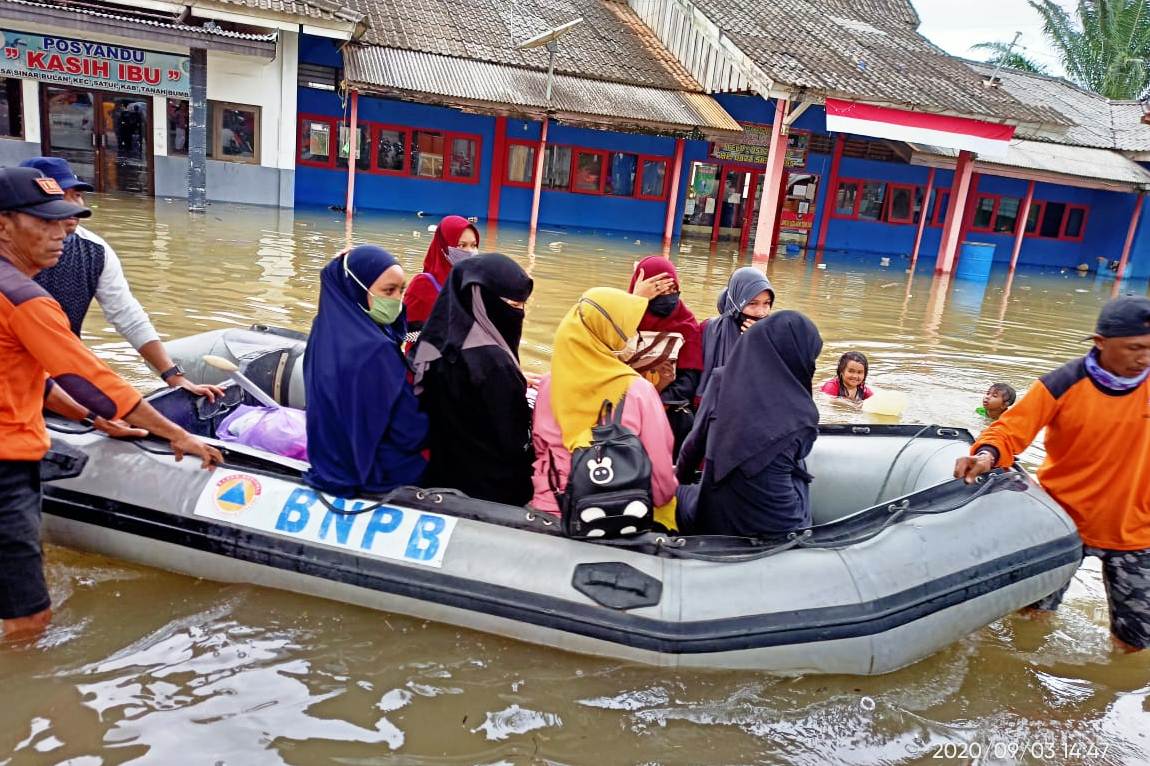 Banjir landa dua kabupaten di Kalsel.