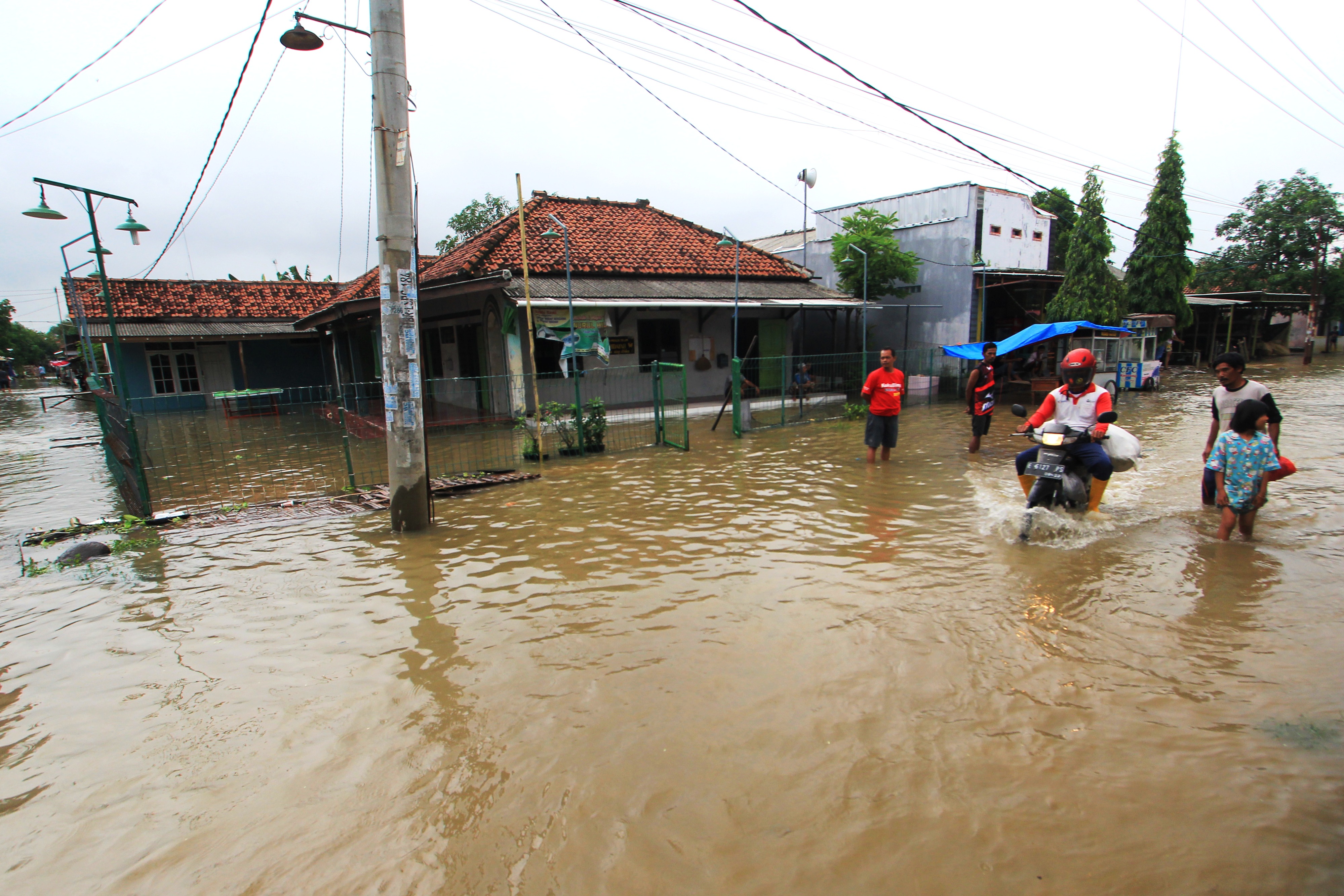 Pada Selasa (5/1/2021), ratusan rumah di desa tersebut terendam banjir setingggi 50 cm hingga satu meter akibat luapan sungai Cibuaya. 