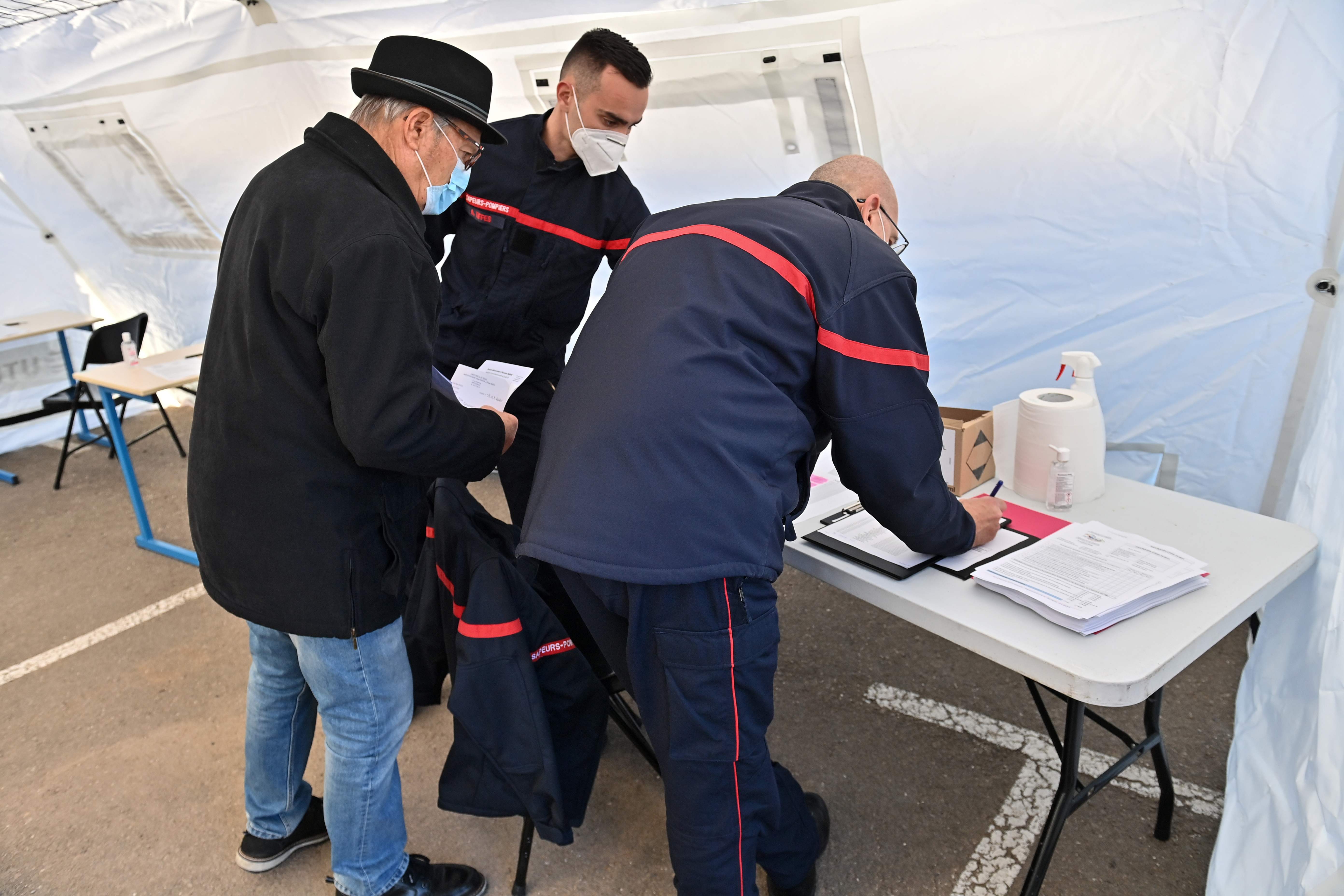 Warga mendaftar untuk mendapatkan suntikan vaksin covid-19 di Vailhauques, Prancis.