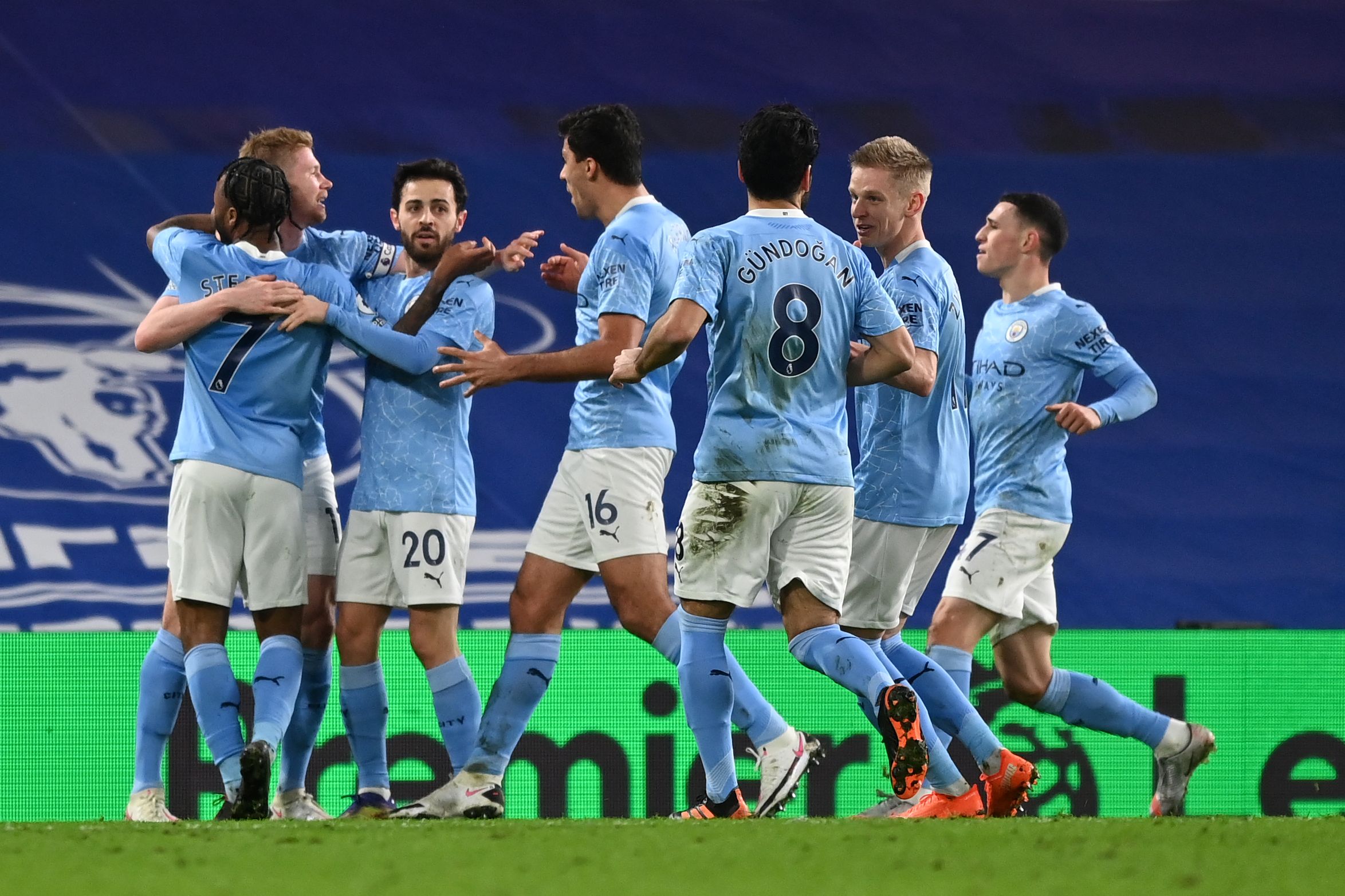Para pemain Manchester City melakukan selebrasi usai mencetak gol ke gawang Chelsea di laga Liga Primer Inggris.