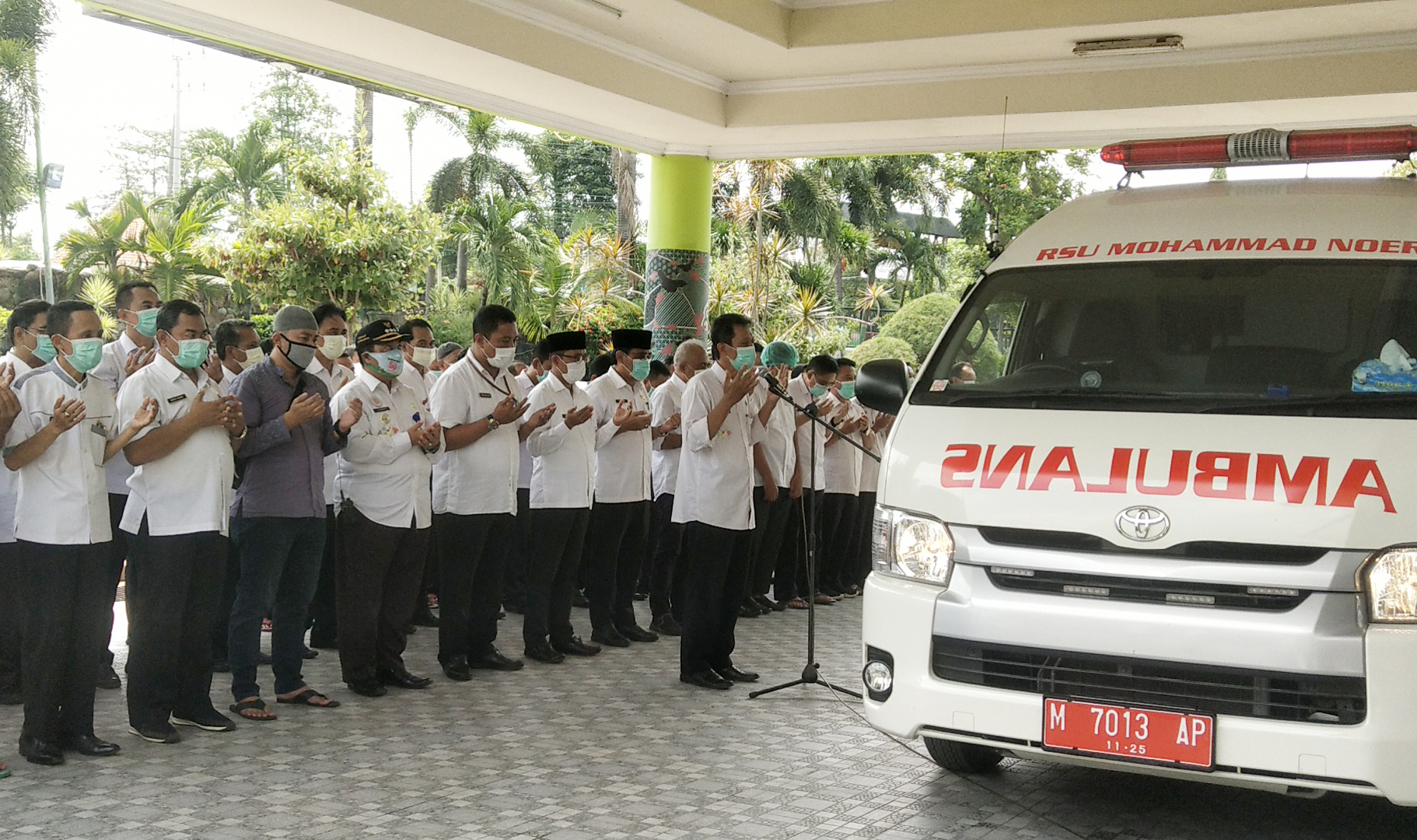 Karyawan RSUD Slamet Martodirdjo Pamekasan, Jawa Timur, melepas jenazah dr Sardjono Utomo yang meninggal karena covid-19.