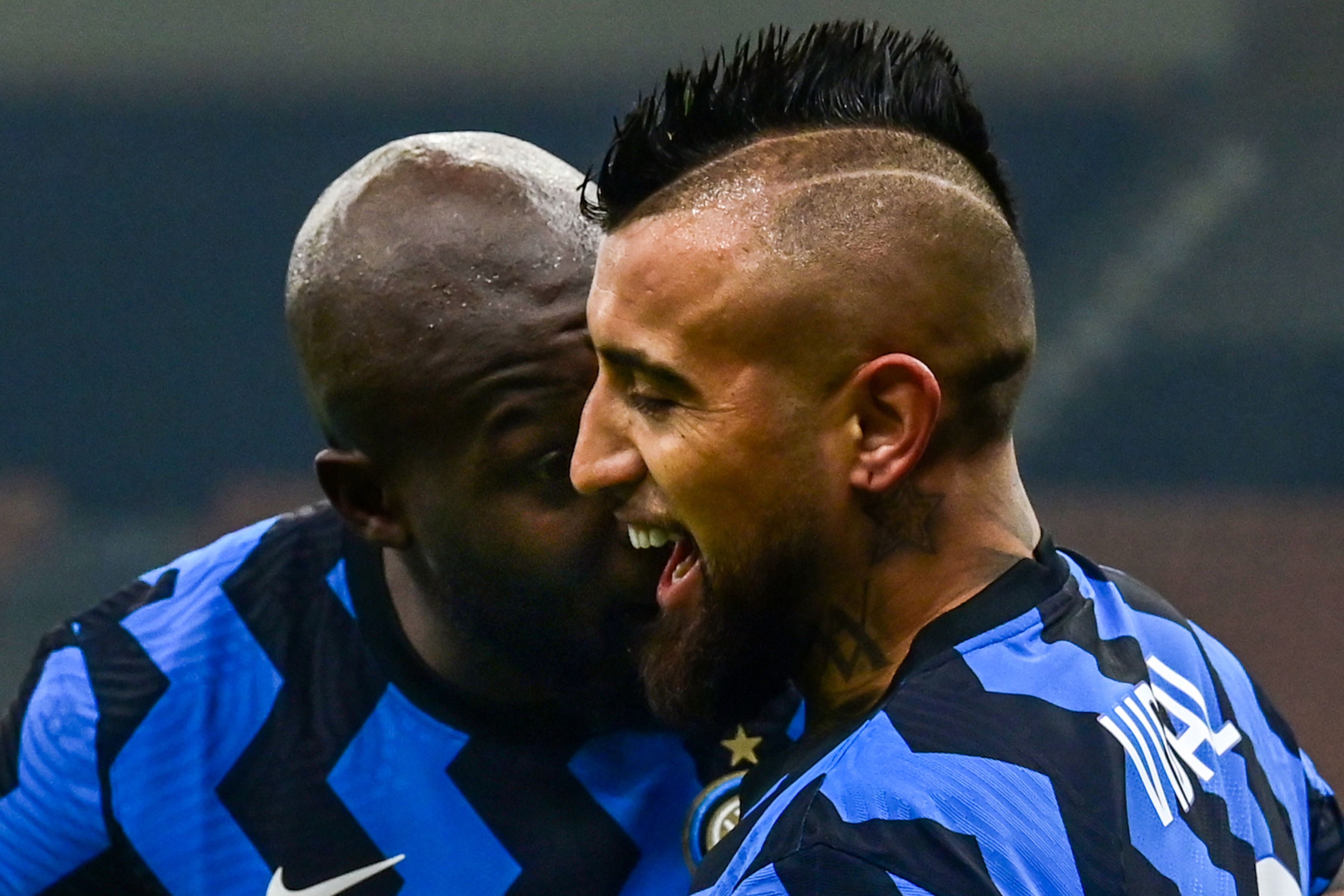 Aturo Vidal (kanan) mencetak satu gol ke gawang Juventus dan membawa Inter Milan menang 2-0 dalam laga Serie A Italia, Senin (18/1).  