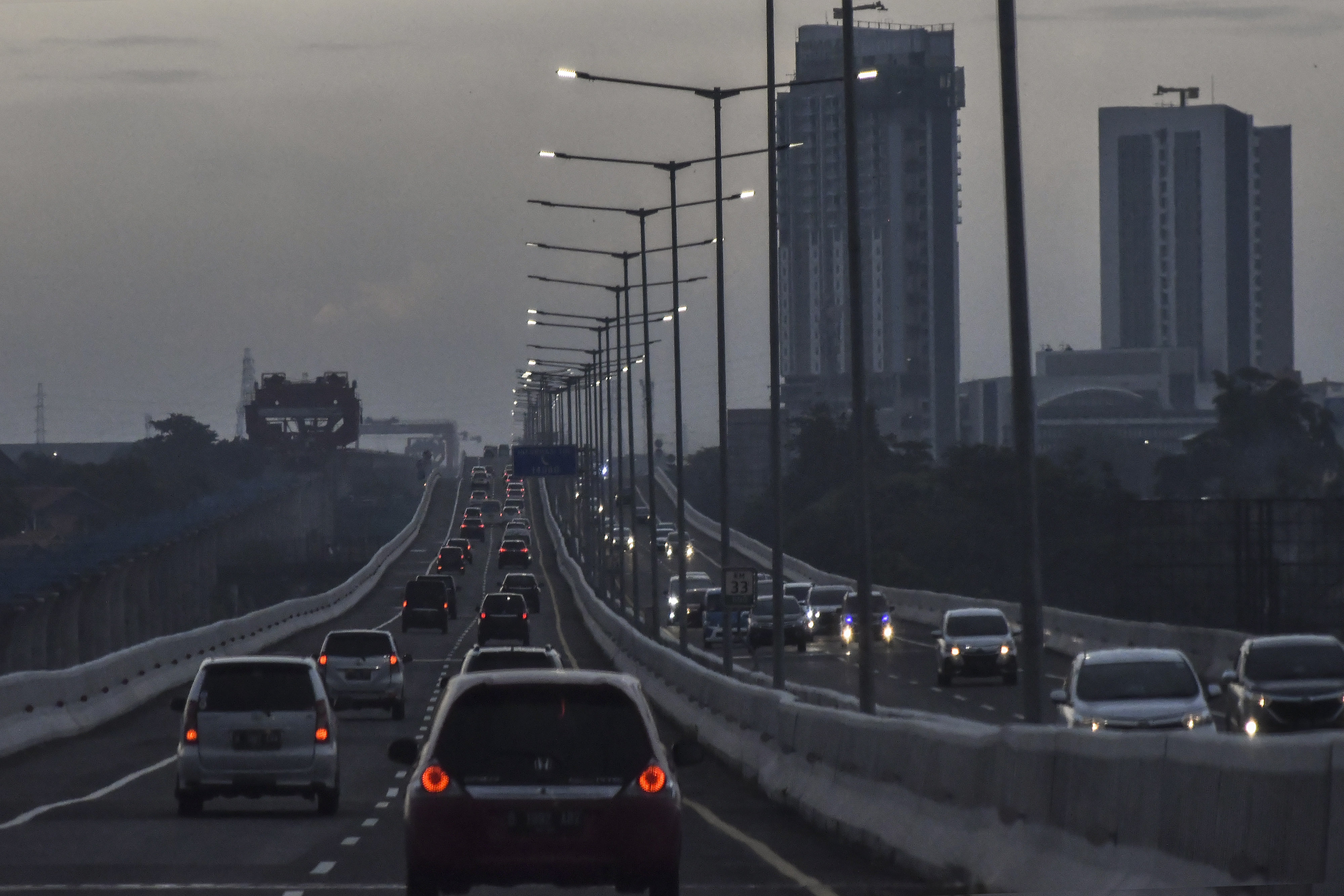 Kendaraan melintas di Tol Layang Jakarta-Cikampek