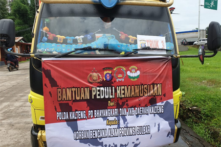 Polda Kalteng kirim 5 truk membawa bantuan sosial ke Majene.