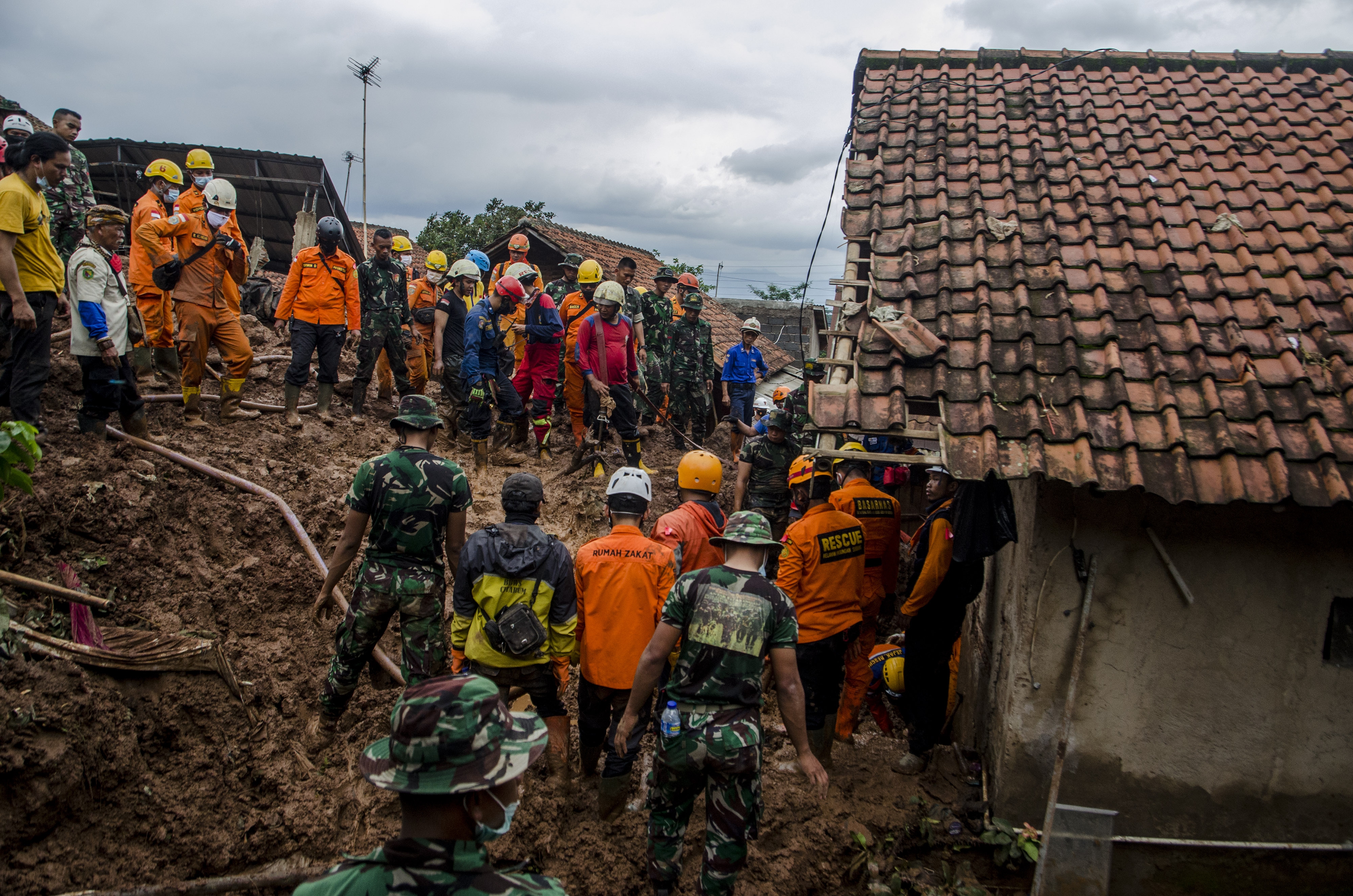 Tim SAR gabungan melakukan pencarian korban yang tertimbun tanah longsor di Cimanggung, Kabupaten Sumedang, Jawa Barat, kemarin.