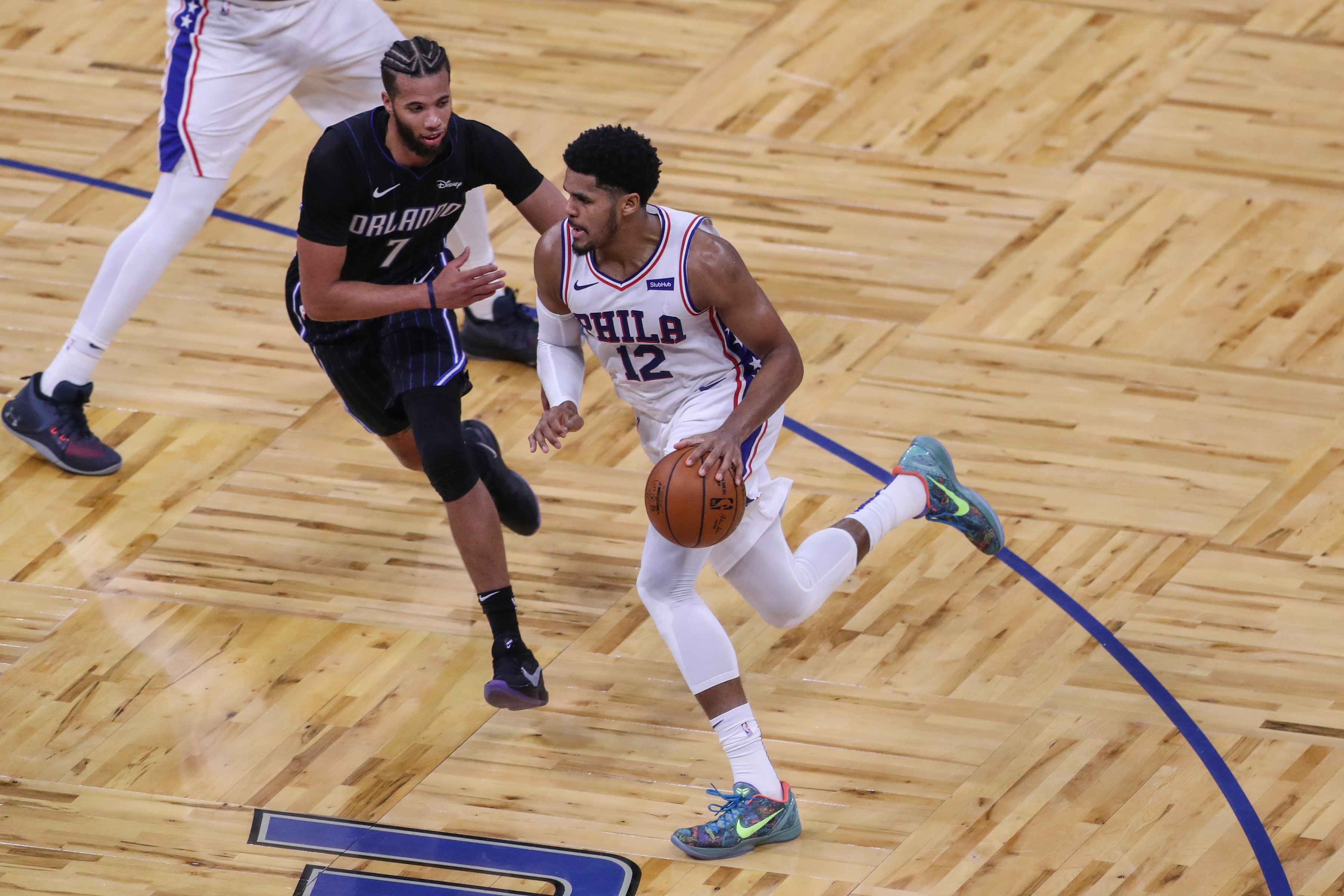 Pemain Philadelphia 76ers, Tobias Harris (kanan) mendribel bol dengan dibayangi Michael Carter-Williams dari Orlando Magic. 