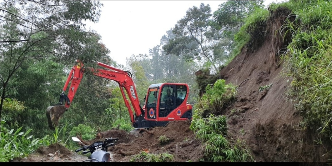  Mesin berat Backhoe membersihkan jalan Dukuh Bakalan yang menjadi jakur evakuasi warga KRB III Bakalan.