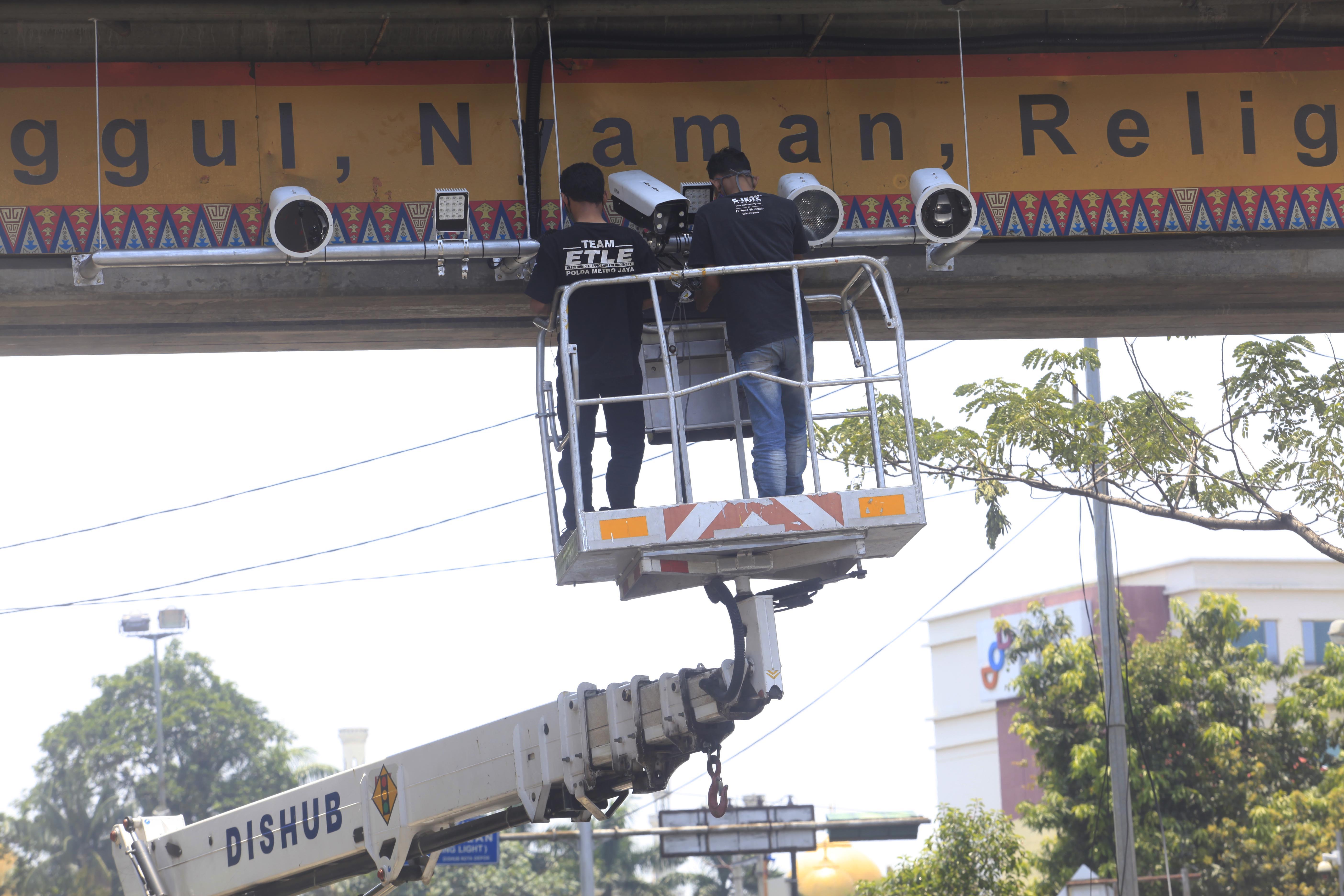 Petugas Dinas Perhubungan Kota depok memasang kamera E-TLE