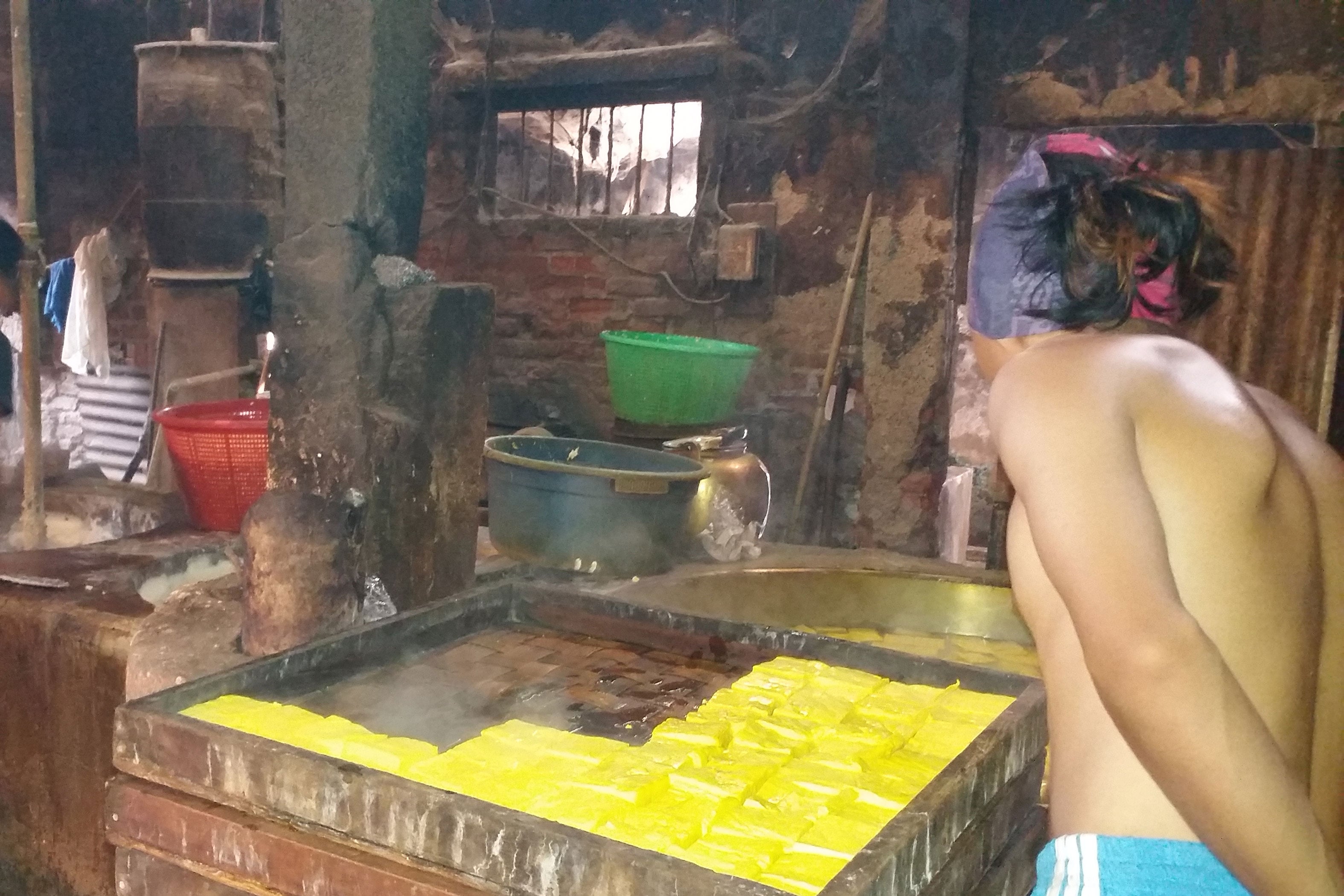 Sejumlah pekerja di pabrik pembuatan tahu di Gang Semboja, Kampung Sayang Semper, Kelurahan Sayang, Kabupaten Cianjur, Jawa Barat, 