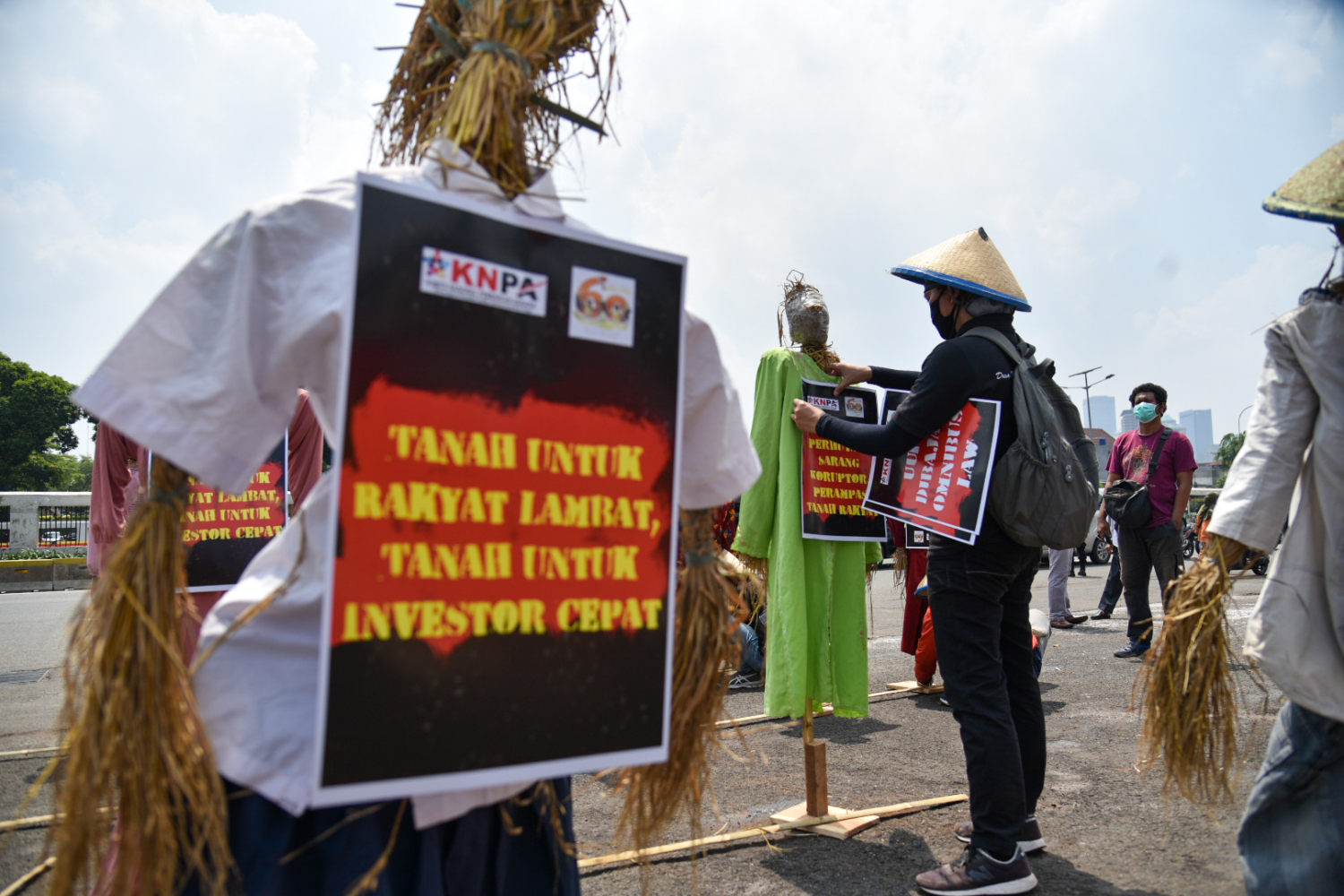 uluhan boneka jerami yang dipasang Komite Nasional Pembaruan Agraria di depan Gedung MPR/DPR RI, Jakarta, Kamis (24/9/2020)