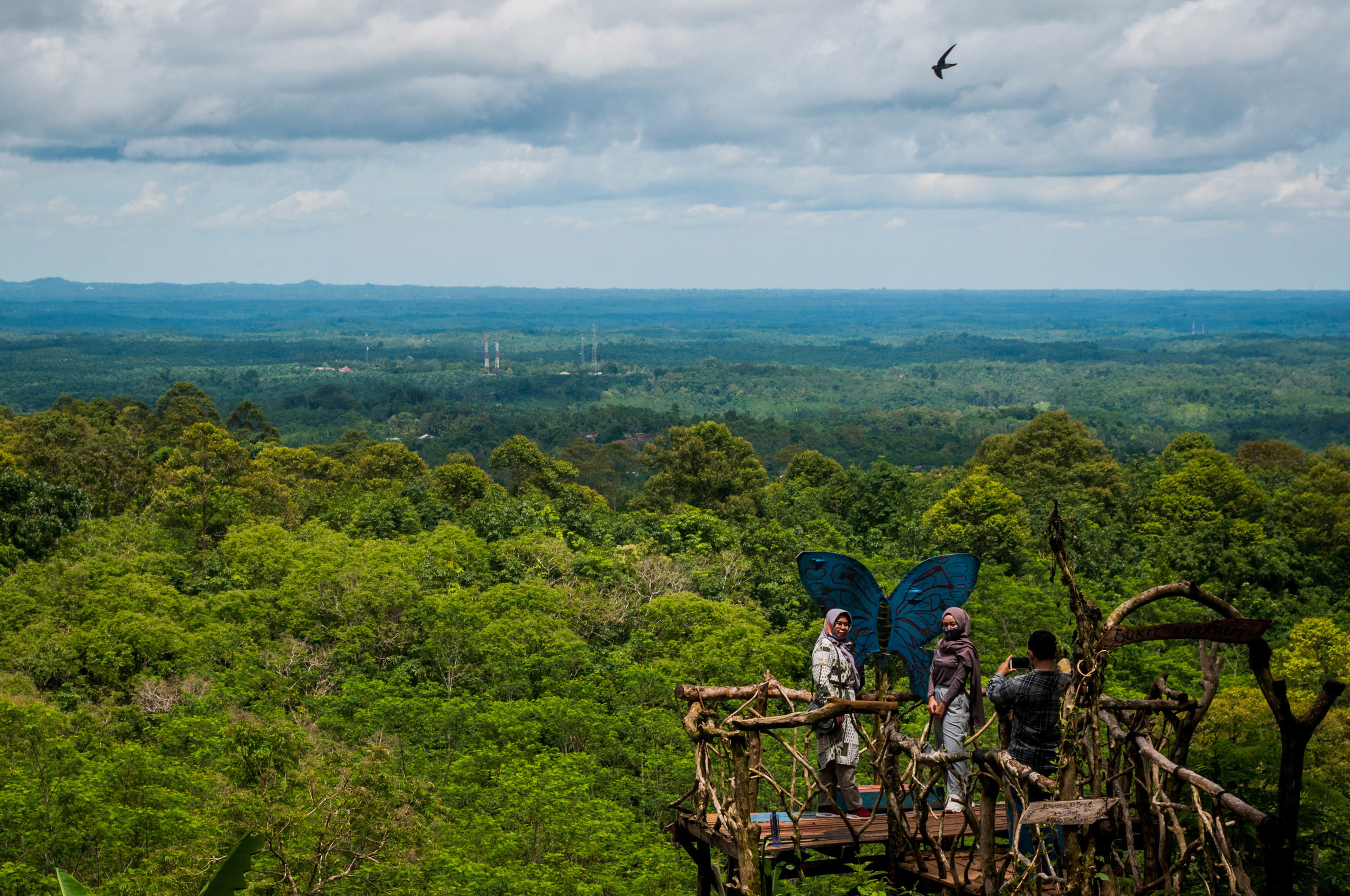 Pengunjung di desa wisata Sukanegara, Lebak, Banten