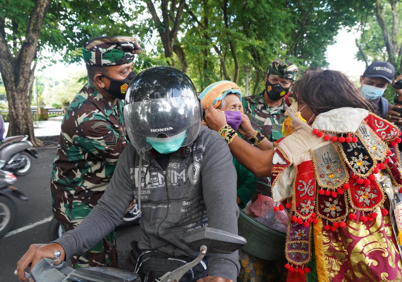Korem 163/Wira Satya dan Kodim 1611/Badung membagikan masker di hari pertama pelaksanaan PPKM di Denpasar, Senin (11/1/2021).
