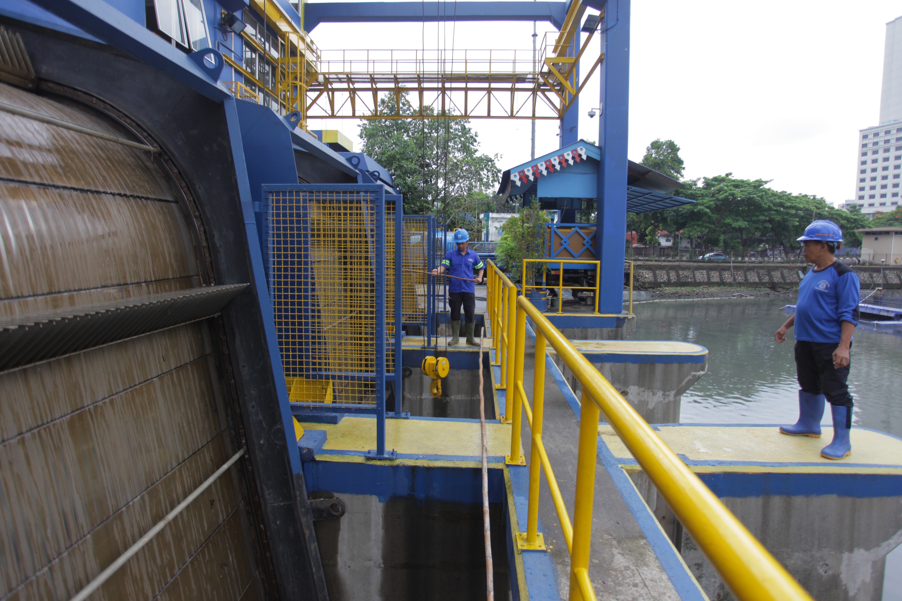 Petugas Dinas Sumber Daya Air memeriksa pompa air di rumah pompa Waduk Setia Budi Timur, Jakarta.