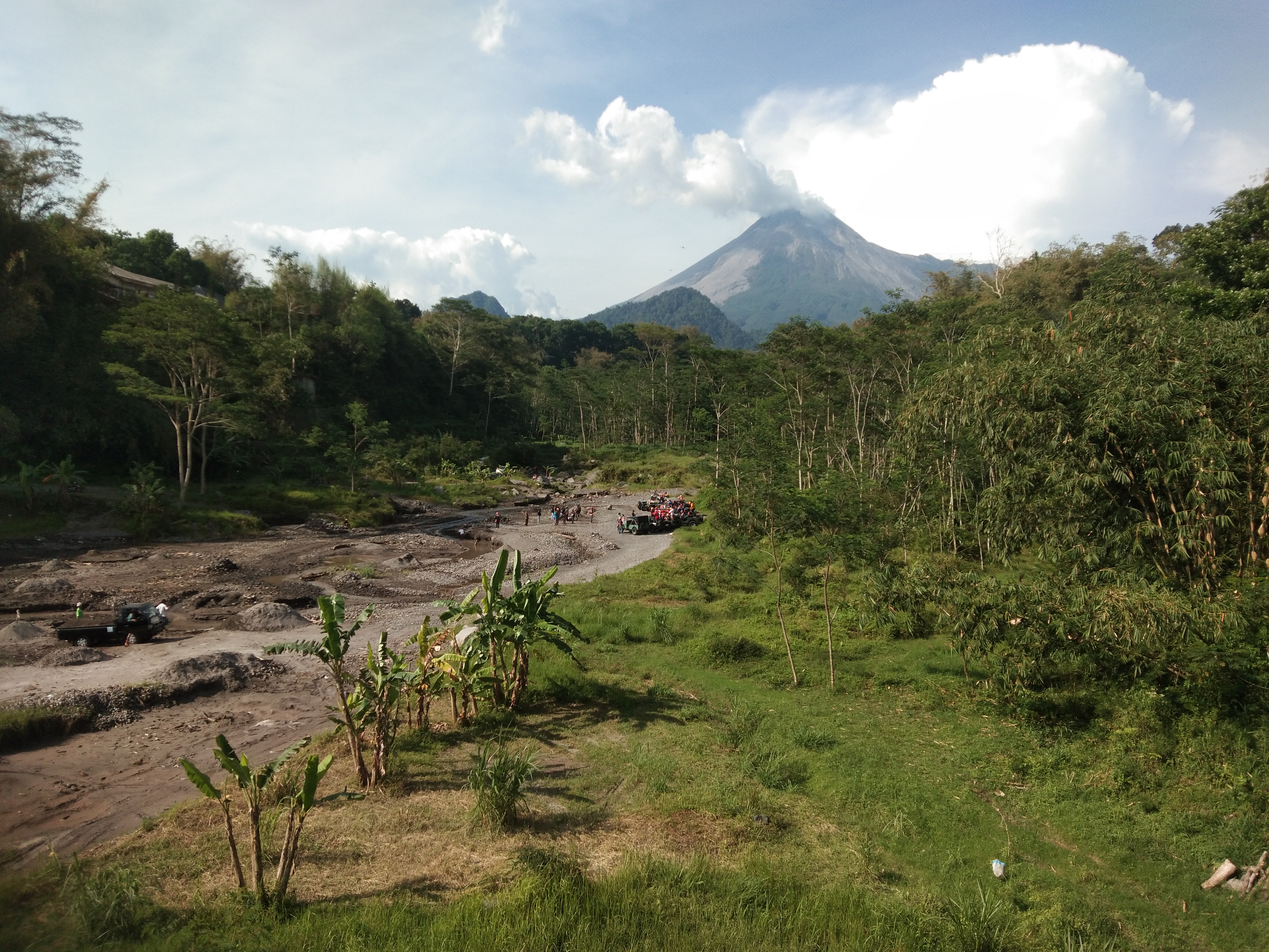 Gunung Merapi Keluarkan Lava Pijar dan Awan Panas 