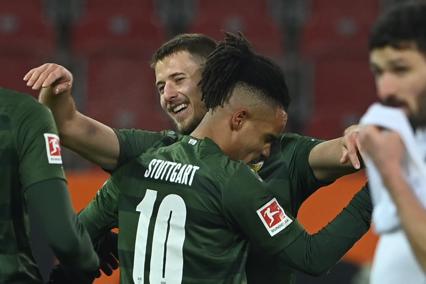 Para pemain Stuttgart melakukan selebrasi usai mencetak gol ke gawang Augsburg di laga Bundesliga.