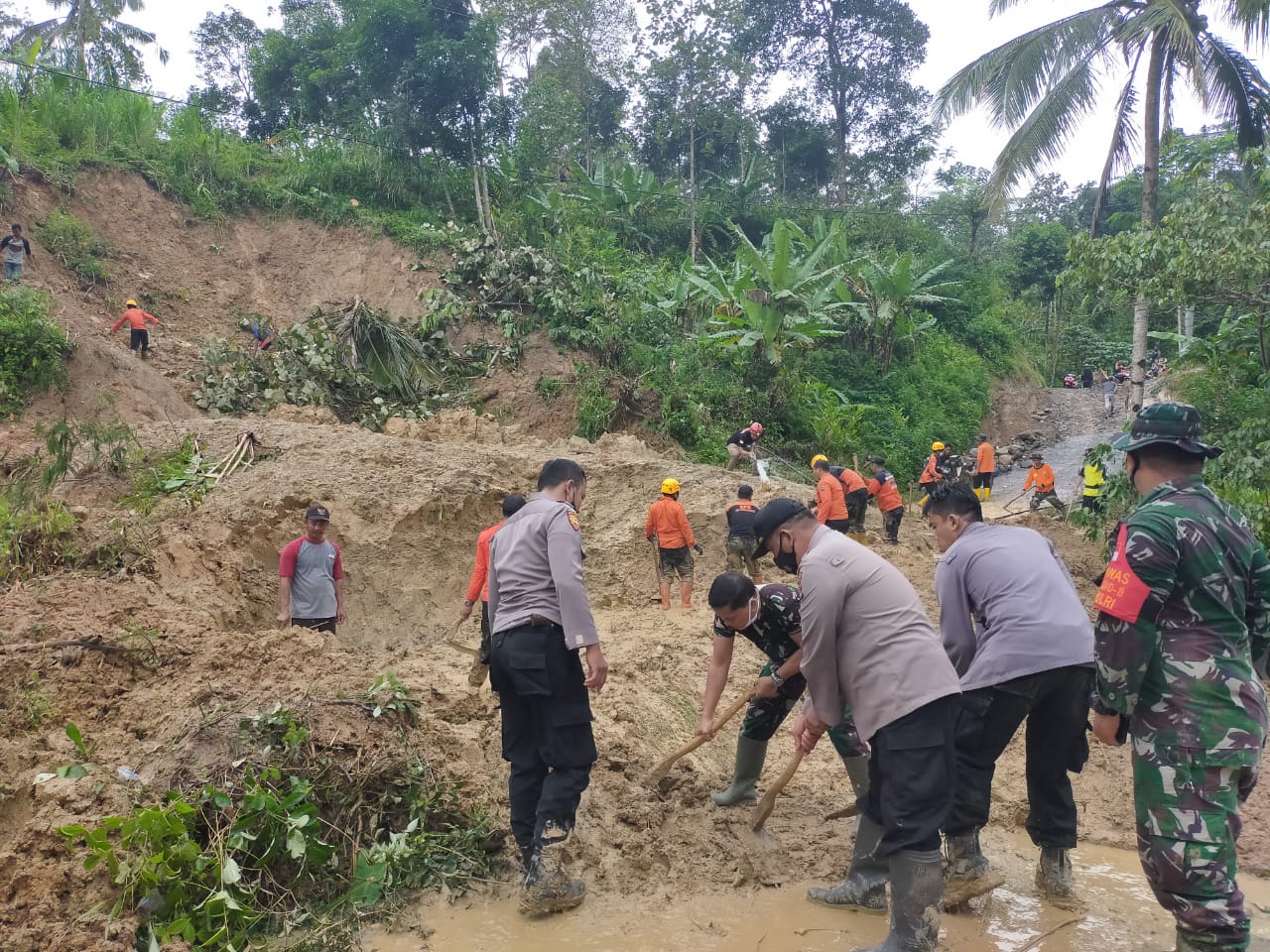 Petugas gabungan dan masyarakat gotong royong memindahkan material longsor yang menutup akses jalan alternatif Tasikmalaya-Pangandaran.