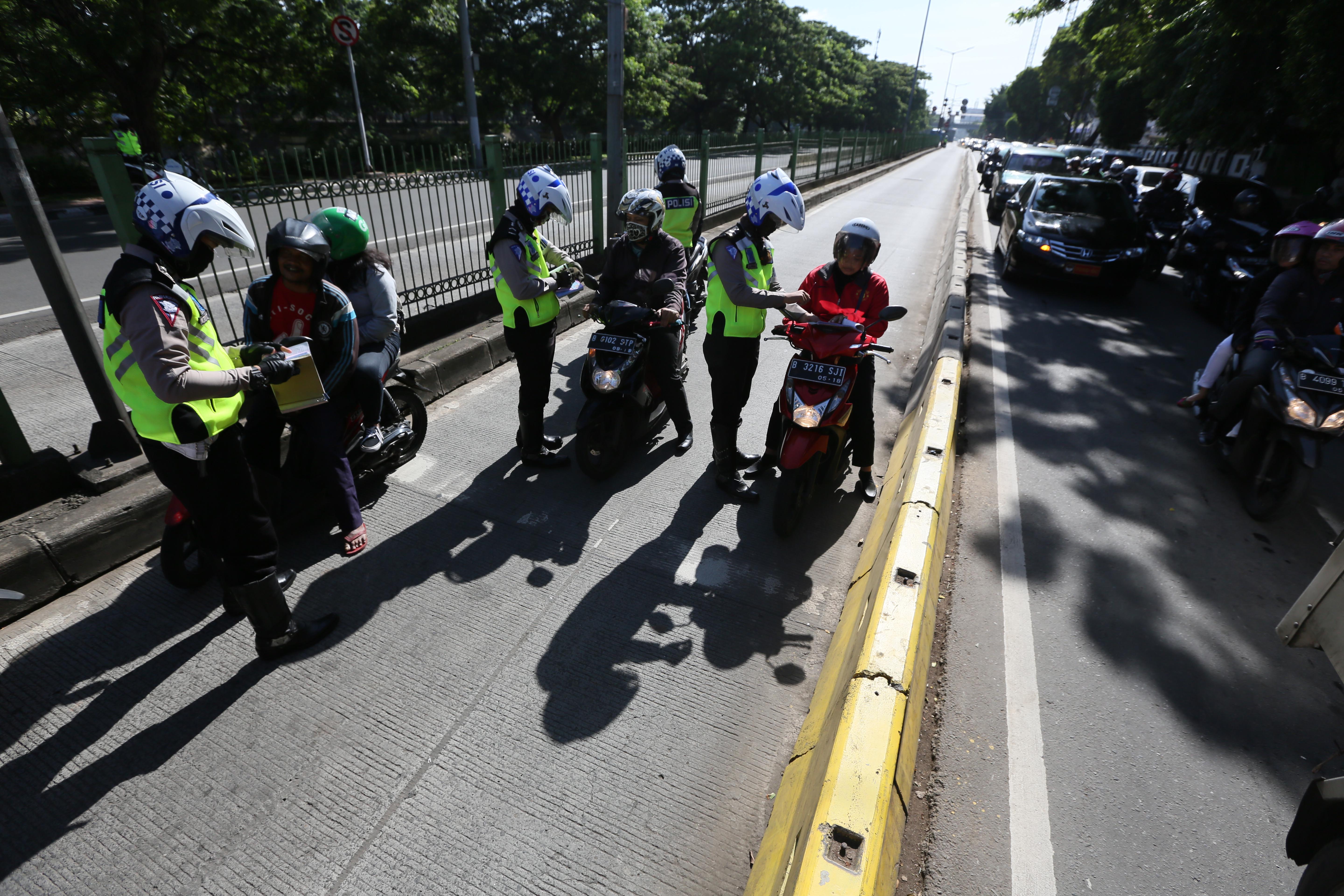 Pengendara motor ditilang karena memasuki jalur TransJakarta