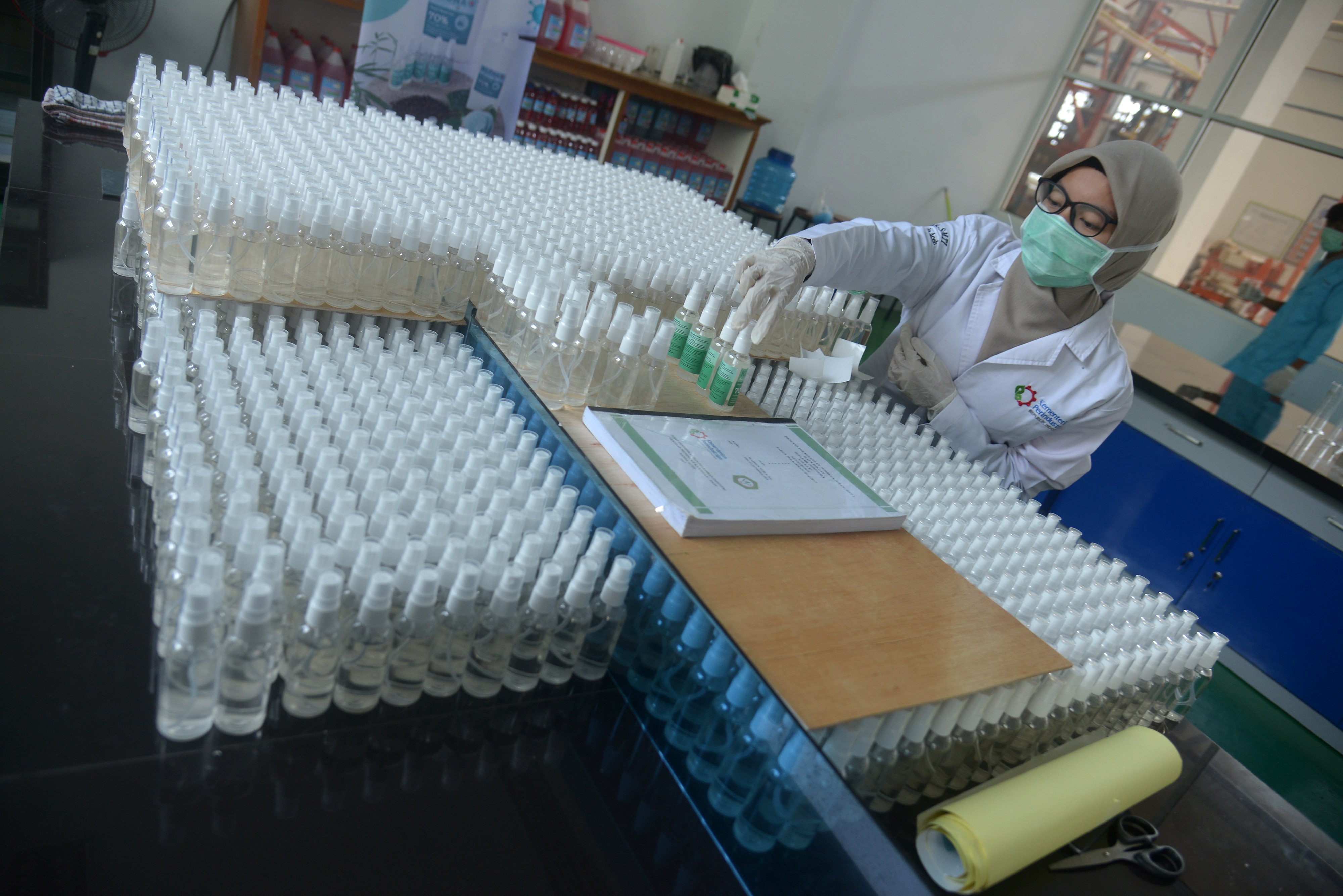 Siswa SMK di Aceh memproduksi hand sanitizer