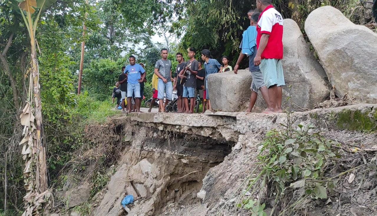Longsor memutus akses jalan bagi 10 desa di Kabupaten Ende, NTT.