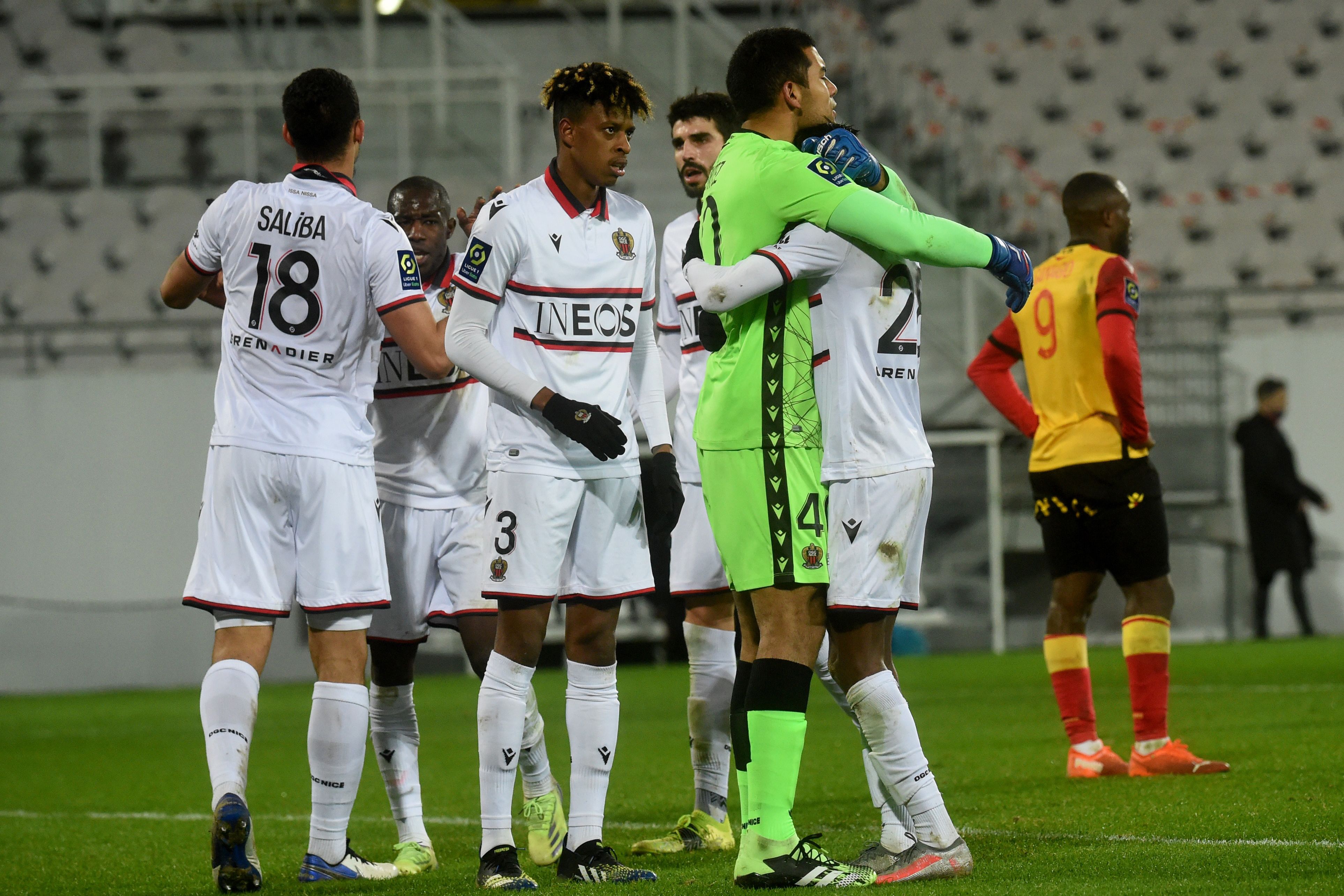 Para pemain Nice melakukan selebrasi usai memastikan kemenangan atas Lens di laga Ligue 1.