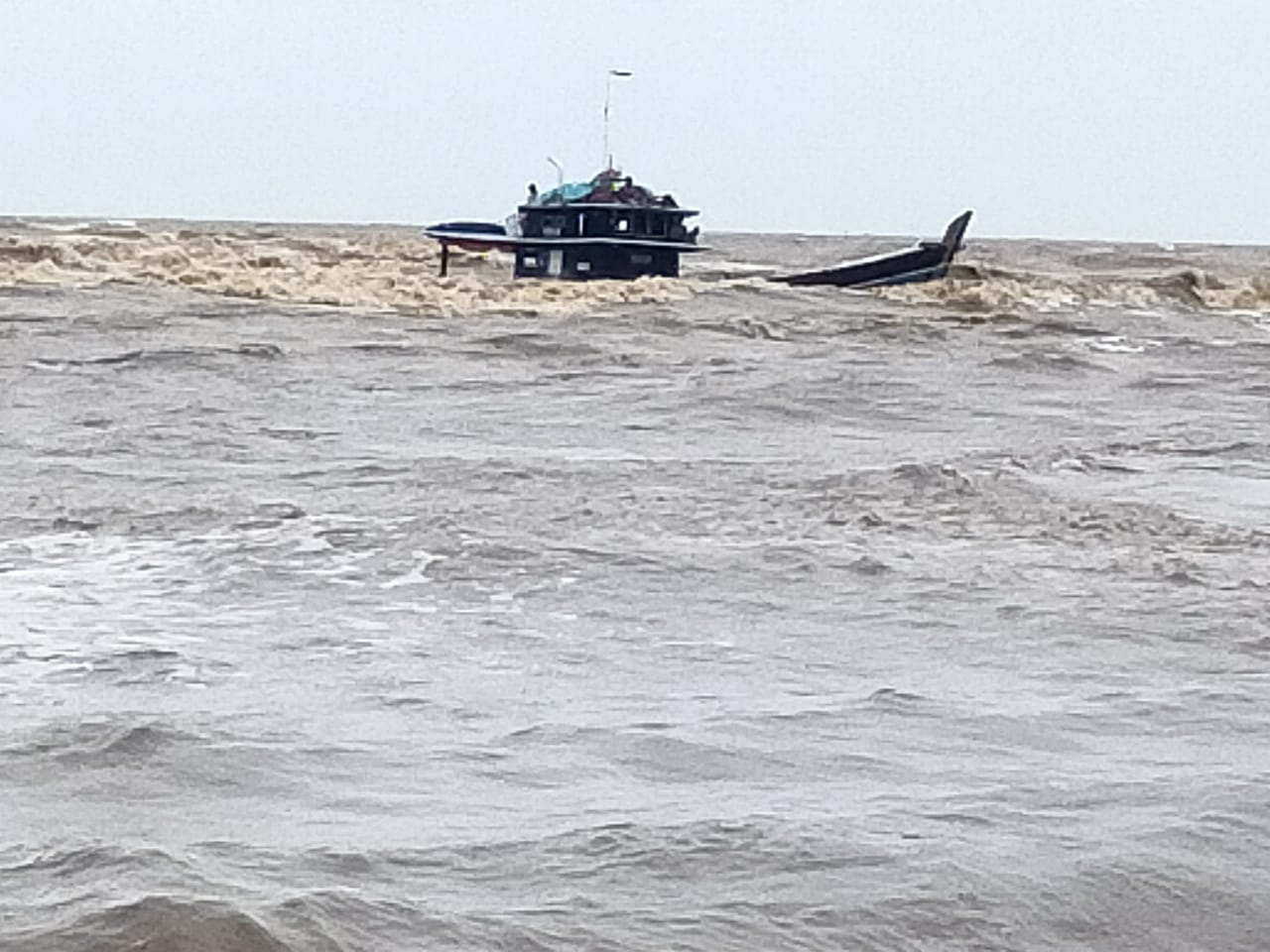 Kapal Tenggelam dihantam gelombang