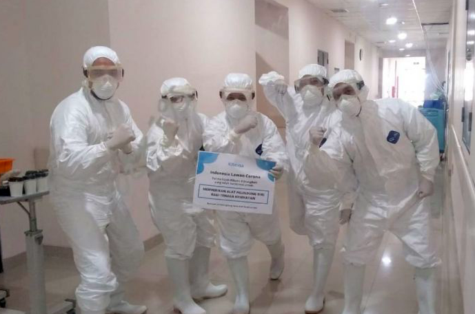 Para Tim Medis RSUD Cengkareng yang siap membantu para pasien yang terkena COVID-19 dengan menggunakan APD.