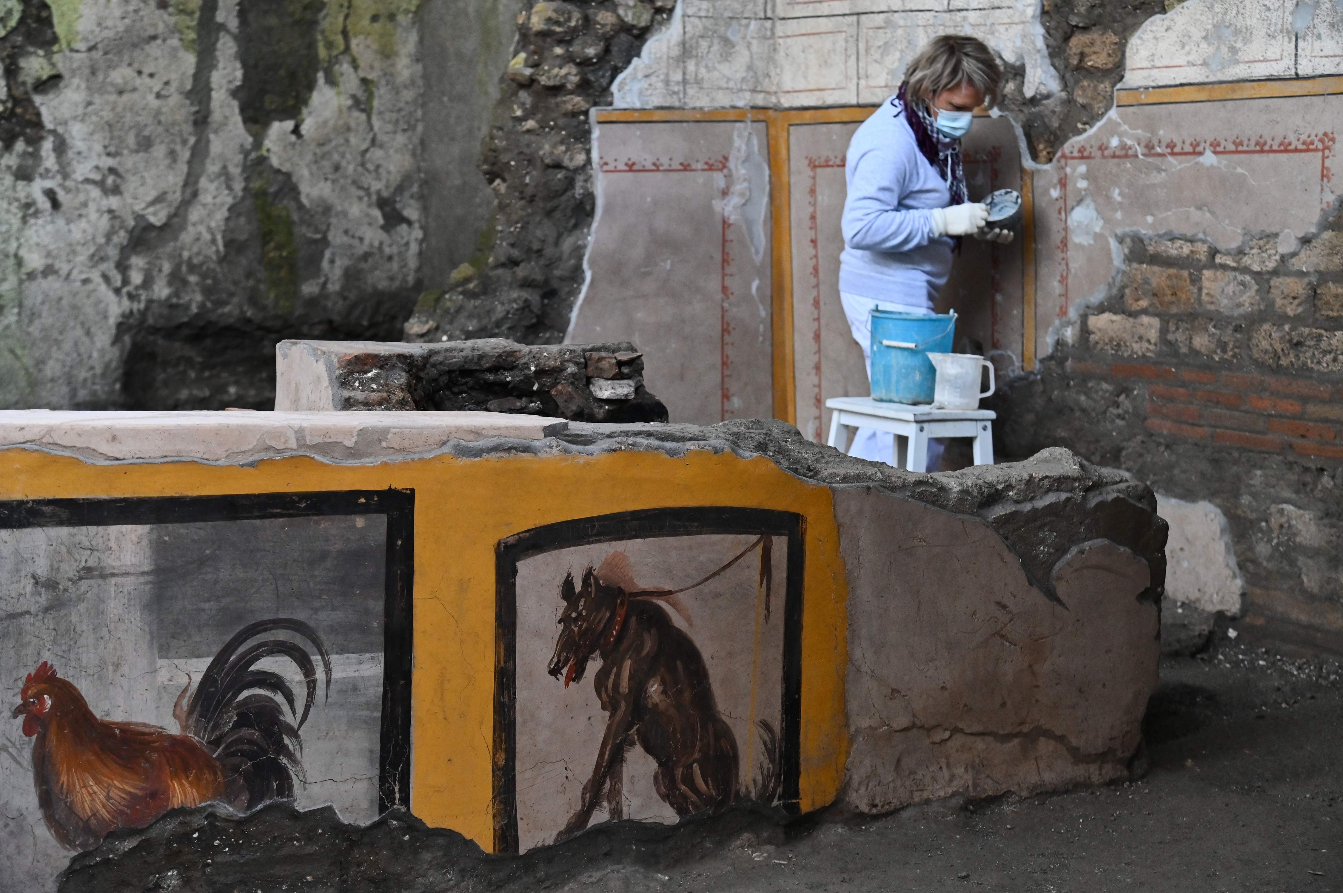 Pekerja melakukan restorasi di situs arkeologi Pompeii.