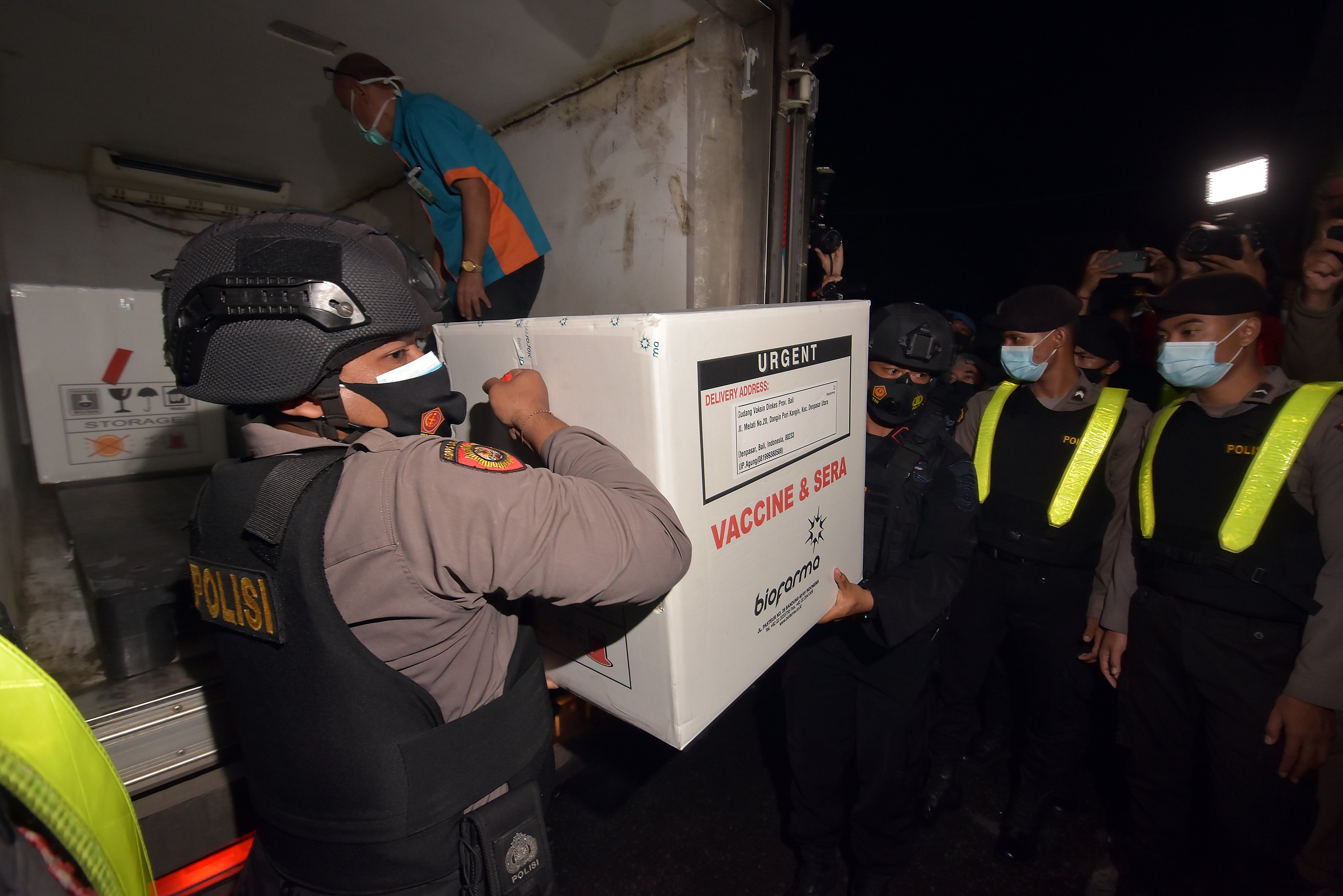 Brimob Polda Bali melakukan bongkar muat vaksin covid-19 Sinovac setibanya di Dinas Kesehatan Provinsi Bali, Denpasar, Bali, kemarin.