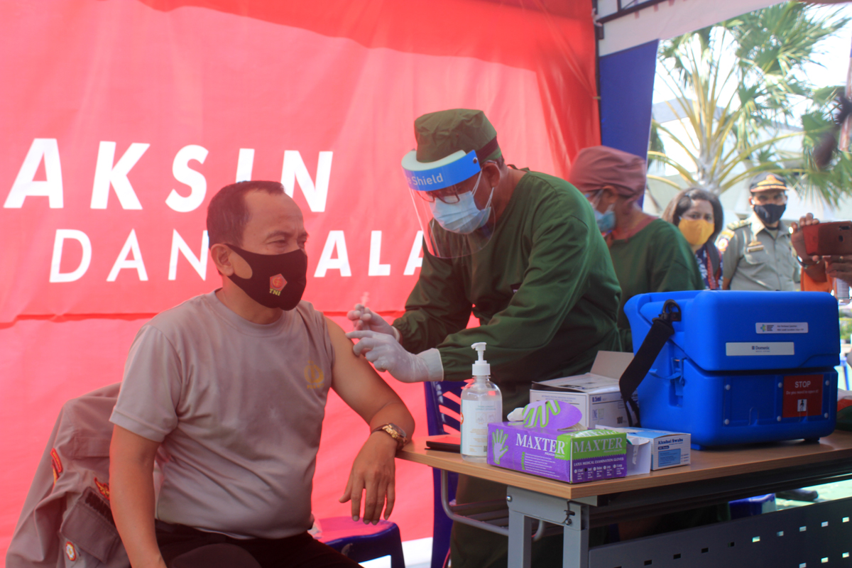 Kabid Dokkes Polda Nusa Tenggara Timur (NTT), Kombes dokter Sudaryono menjadi orang pertama divaksin, Kamis (14/1/2021).