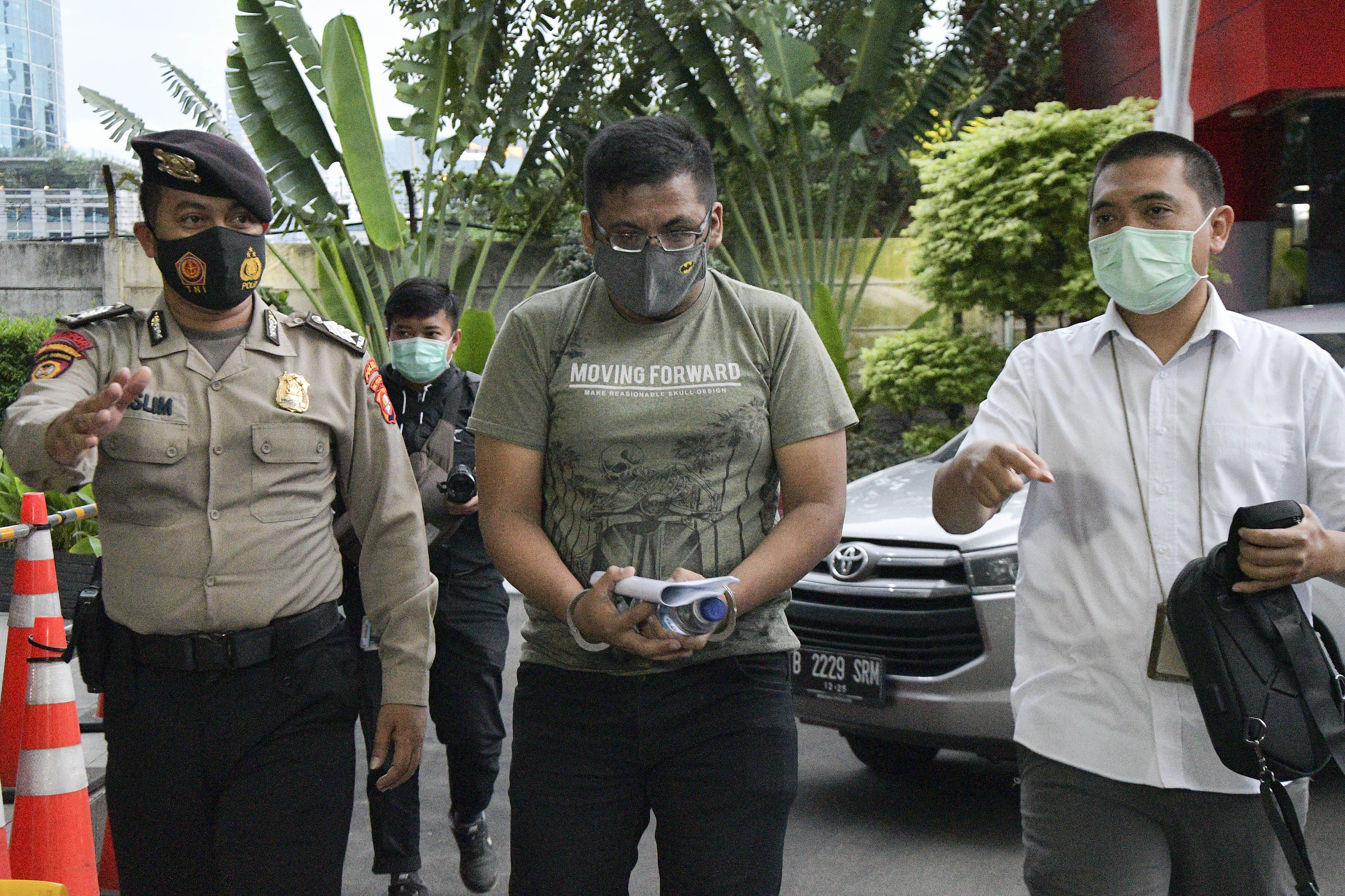 Ferdy Yuman (tengah) tiba di gedung KPK untuk menjalani pemeriksaan, di Jakarta, Minggu (10/1).