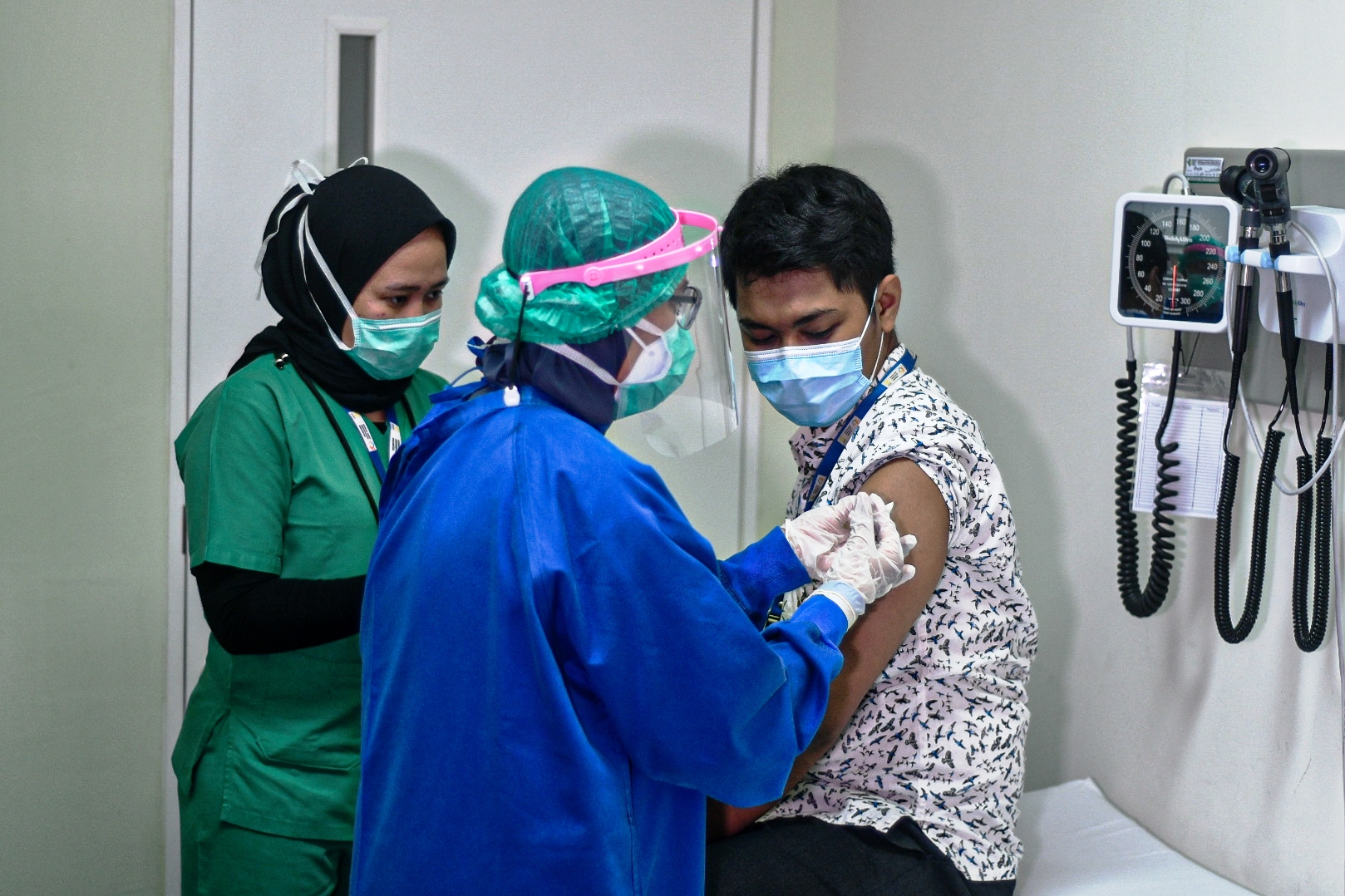 Ilustrasi vaksinasi nakes.