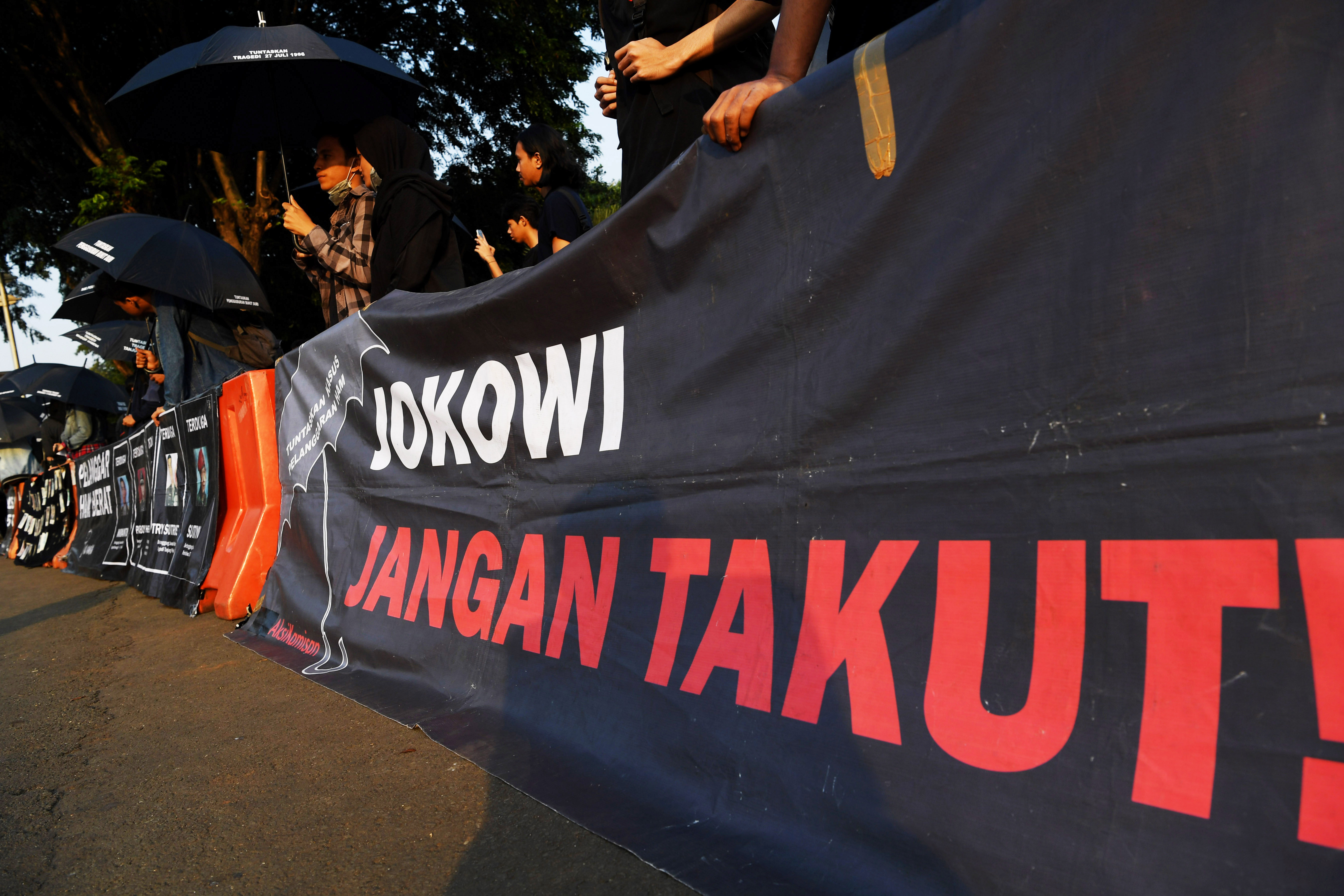  Mahasiswa dan anggota Jaringan Solidaritas Korban untuk Keadilan mengikuti aksi Kamisan ke-589 di depan Istana Merdeka, Jakarta, 