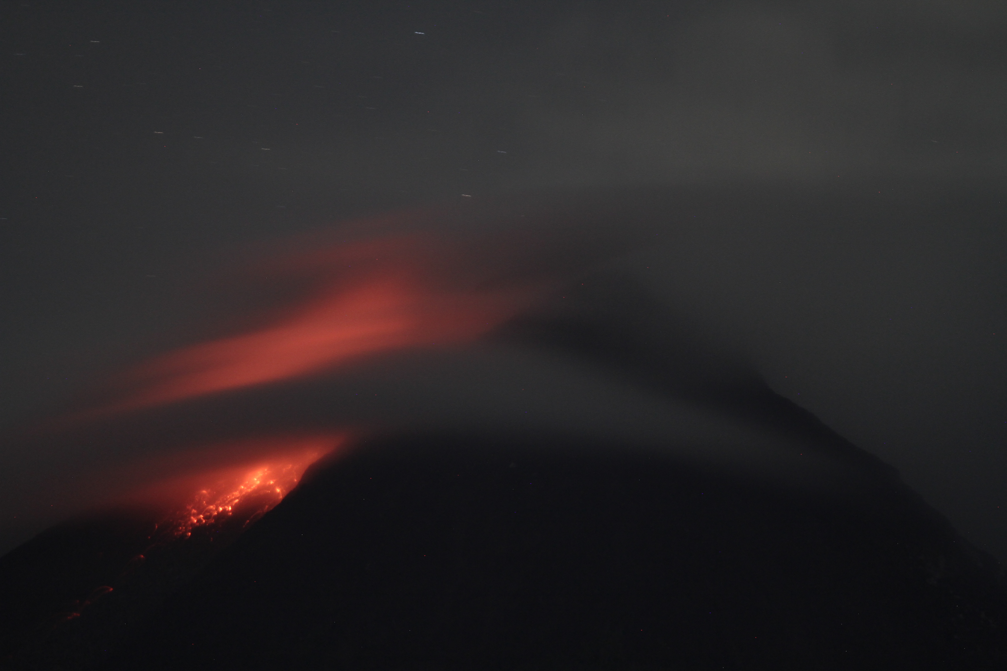 Titik api diam terlihat dari lereng Gunung Merapi Desa Kinahrejo, Cangkringan, Sleman, DI Yogyakarta, Selasa (5/1/2020). 