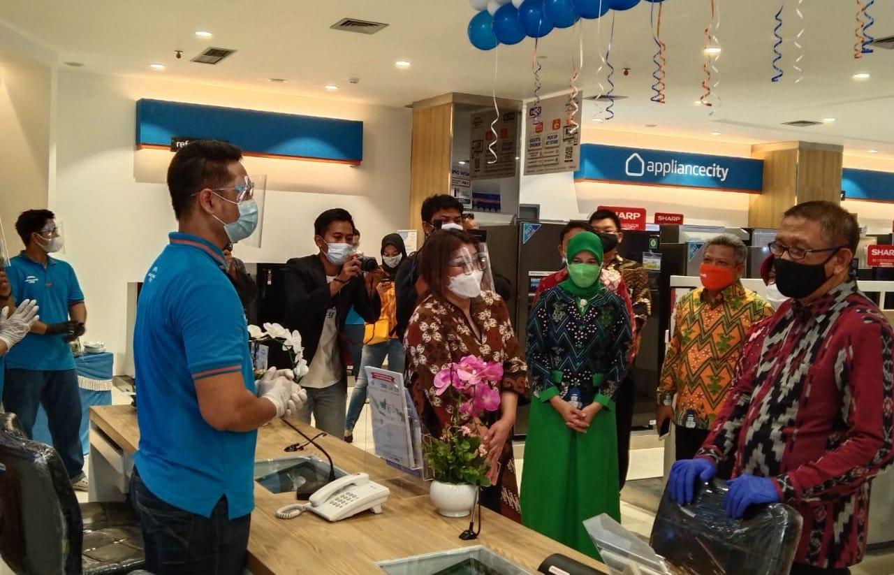 Gubernur Kalbar H. Sutarmidji, S.H., M.Hum melihat  produk TV di toko Electronic City yang baru dibuka di GAIA Bumi Raya City, Pontianak.