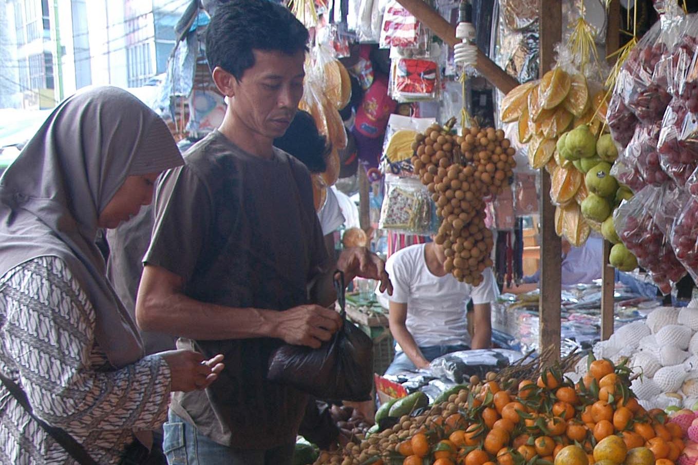 Seorang pembeli memilih buah jeruk impor di pasar tradisional Anyar, Kota Bogor, Jabar, beberapa waktu lalu.