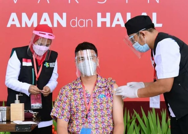 Raffi Ahmad saat mengikuti vaksinasi covid-19, Kamis (14/1/2021)