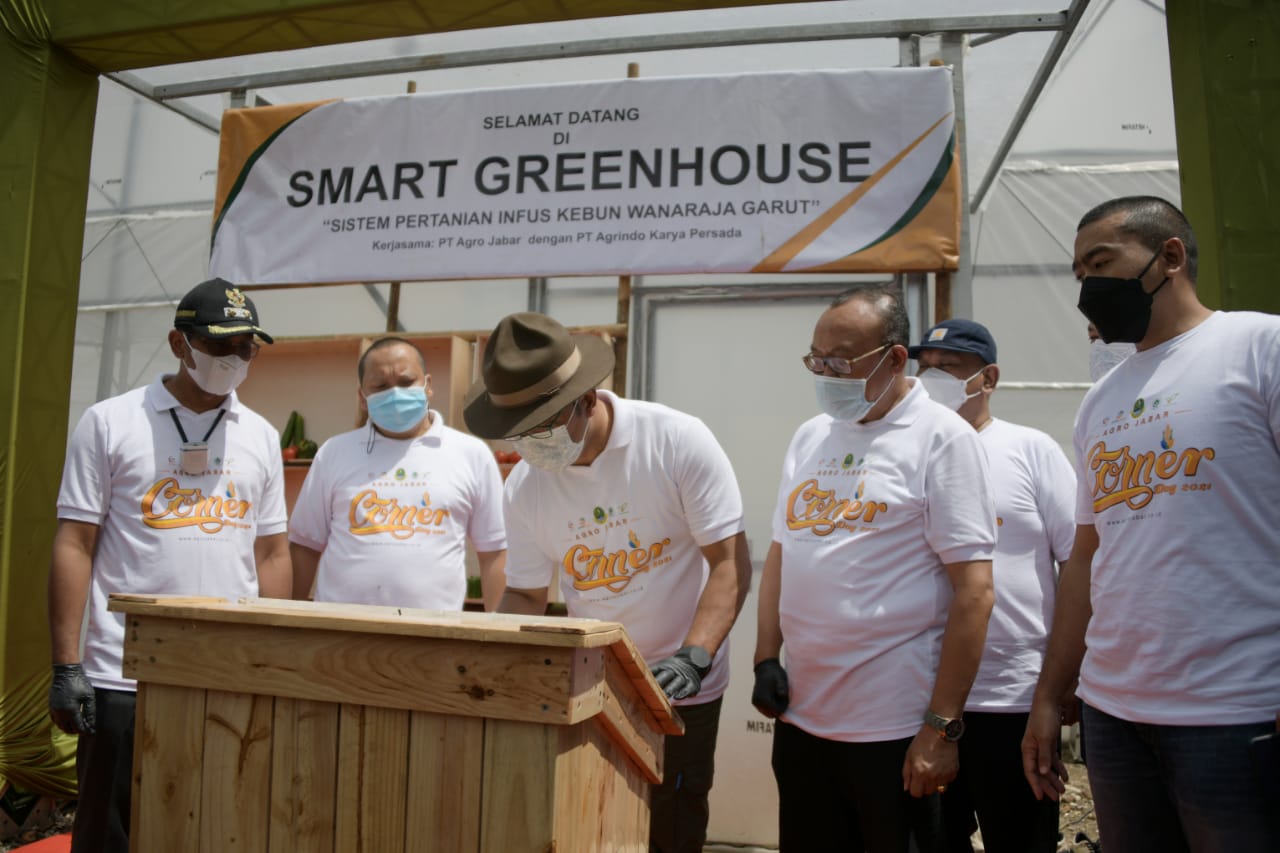 Gubernur Jawa Barat Ridwan Kamil meresmikan Smart Green House di Kampung Cikole, Desa Wanasari, Kecamatan Wanaraja, Garut, Rabu (27/1/2021).