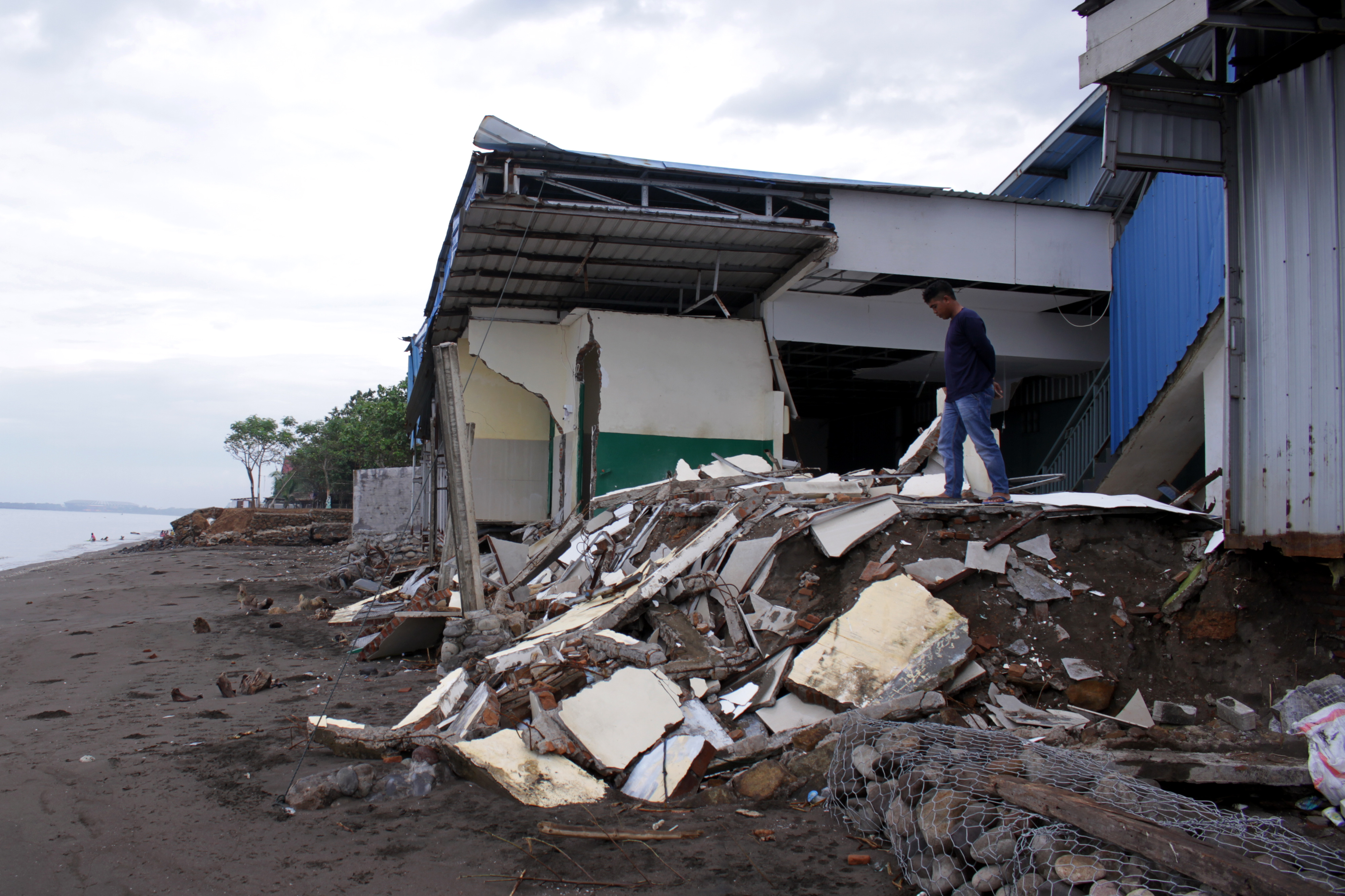 Warga melihat bagunan yang rusak akibat abrasi di Pantai Batu-Batu, Galesong Utara, Kabupaten Takalar, Sulawesi Selatan, Sabtu (26/12/2020)