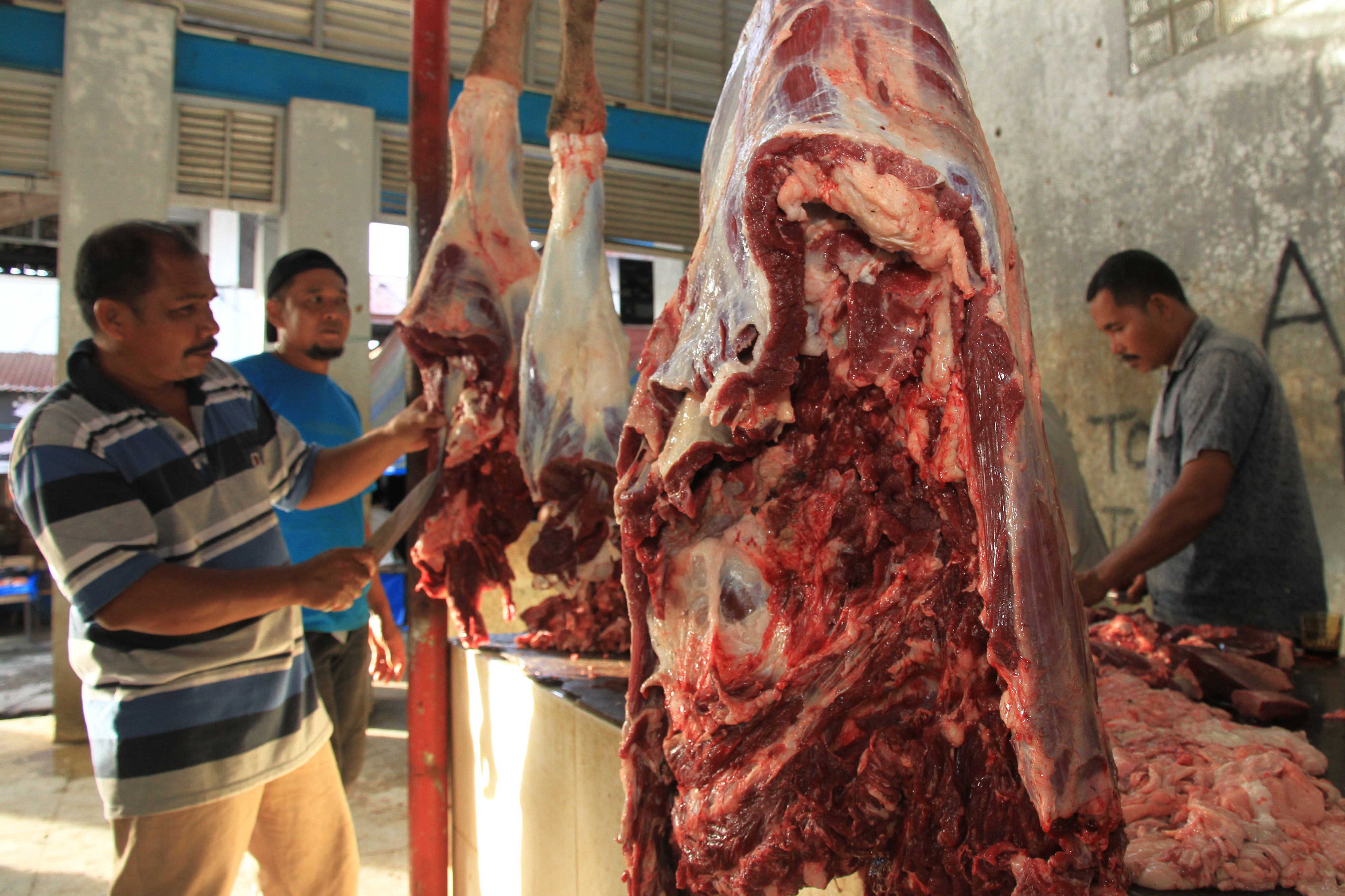 Harga daging sapi ikut naik menyusul kenaikan harga tempe dan tahu.