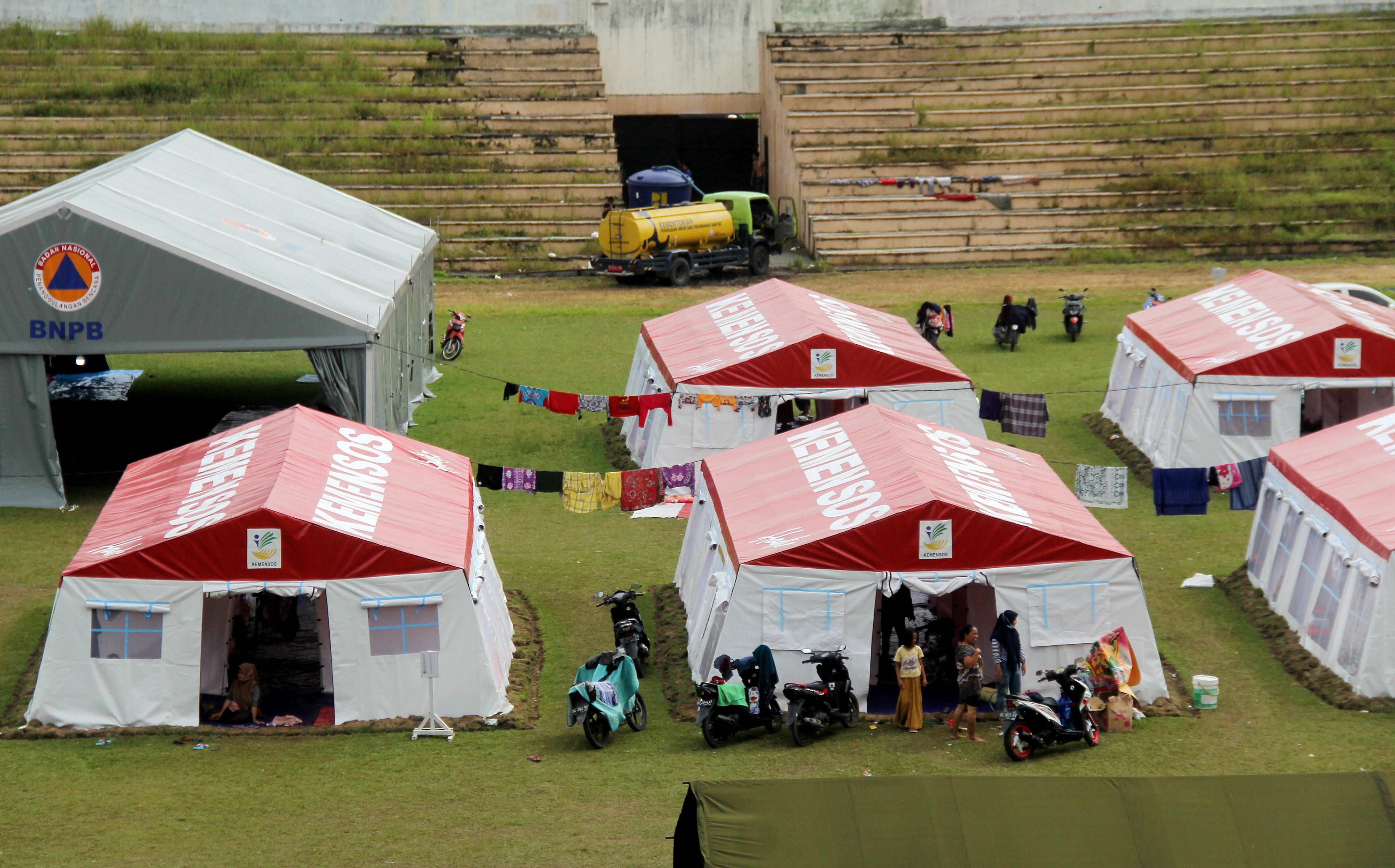 : Suasana tenda pengungsian, di Stadion Manakarra Mamuju, Sulawesi Barat, Minggu (24/1).