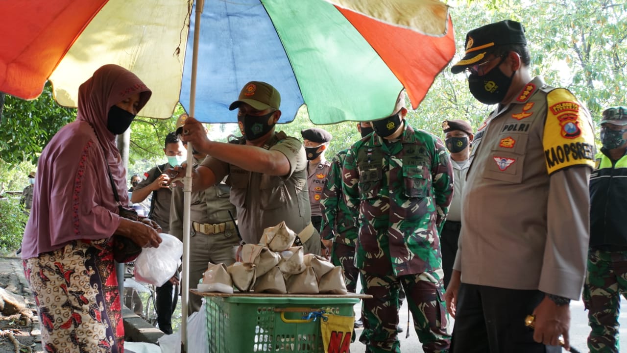 Rombongan Forum Komunikasi Pimpinan Daerah Sidoarjo membubarkan kerumunan warga di PKL, Perumahan Taman Pinang dan Gading Fajar, Ahad (31/1)