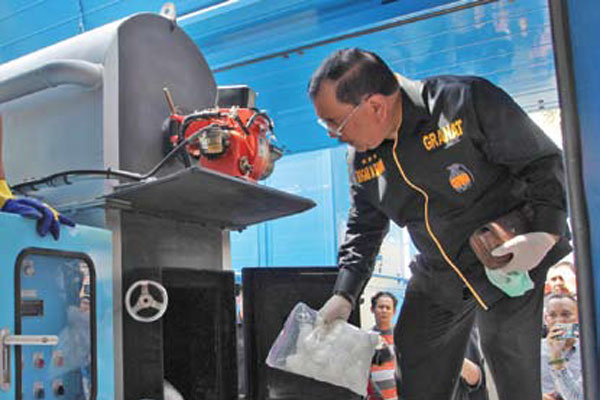 Pelaksana Harian (Plh) Ketua Umum DPP Granat (Gerakan Nasional Anti Narkoba) Komjen (Purn) Togar M Sianipar memaksukkan barang bukti narkoba