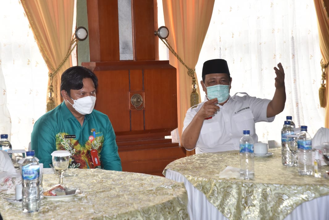 Gubernur Kalsel H Sahbirin Noor didampingi Penjabat Sekda Roy Rizali Anwar  saat memberikan pengarahan upaya peningkatan kinerja SKPD.