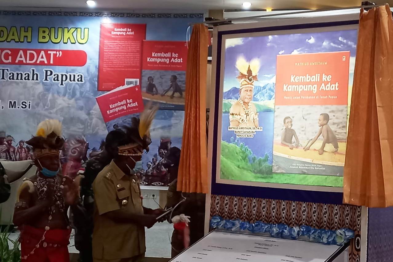 Bupati Jayapura Mathius Awoitauw Luncurkan Buku ‘Kembali ke Kampung Adat'