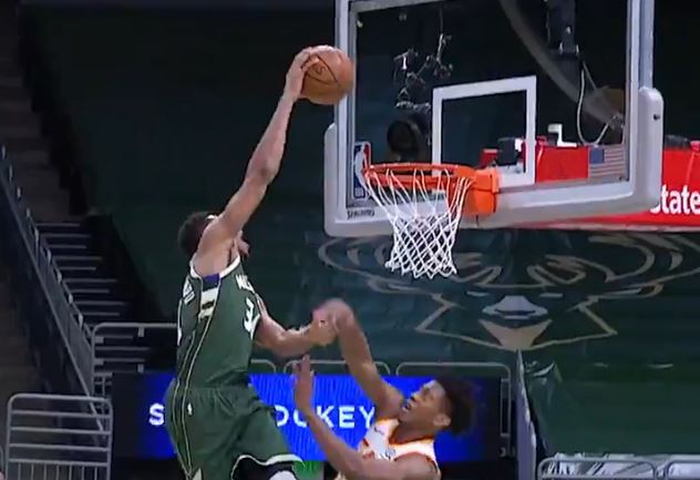 Pemain Milwaukee Bucks Giannis Antetokounmpo melakukan dunk dalam laga NBA melawan Atlanta Hawks.
