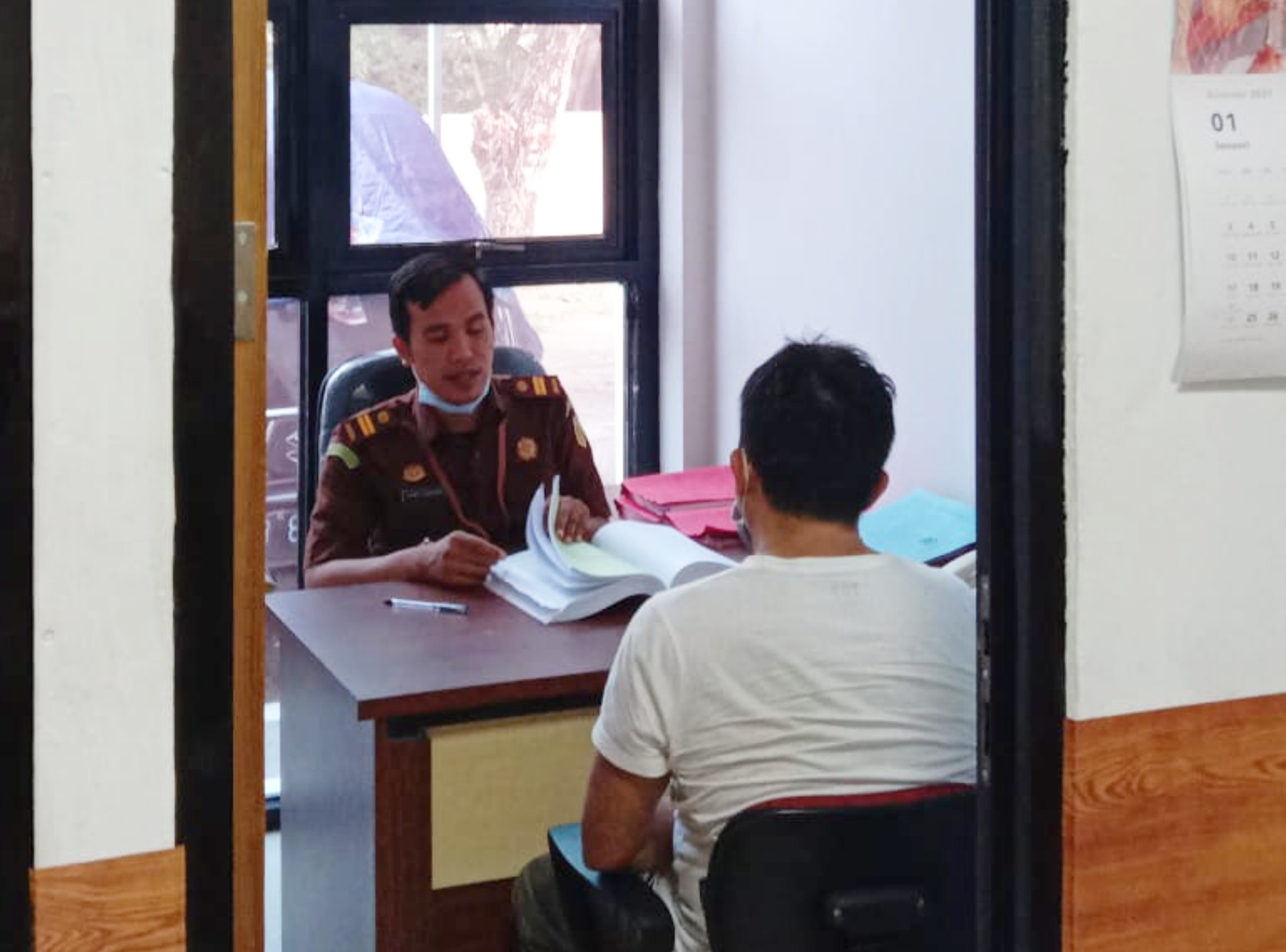 Tersangka kayu ilegal diserahkan kepada Kejari Maumere.