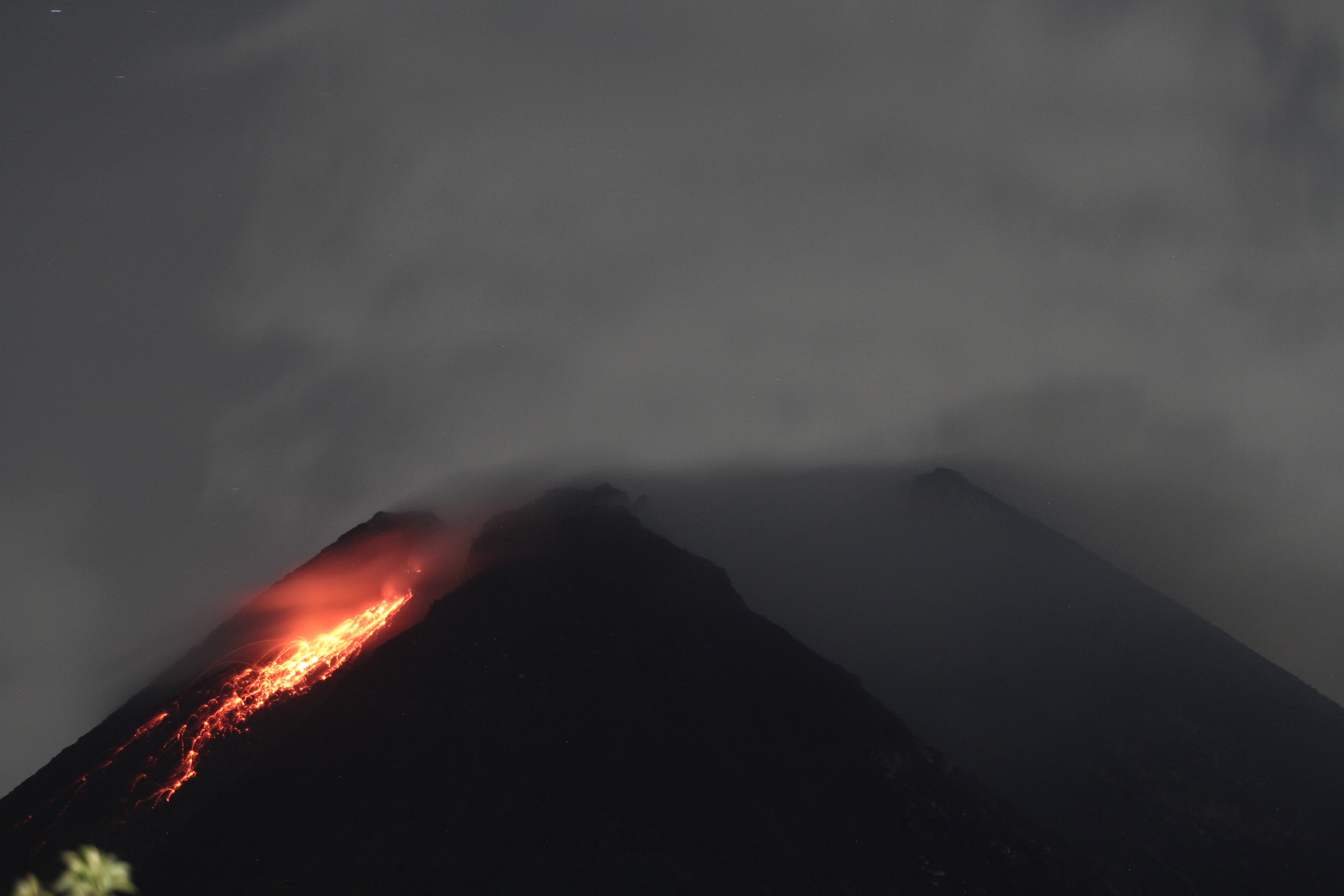 Longsoran material meluncur dari puncak Gunung Merapi di Desa Kinahrejo, Cangkringan, Sleman, DI Yogyakarta, Selasa (5/1).